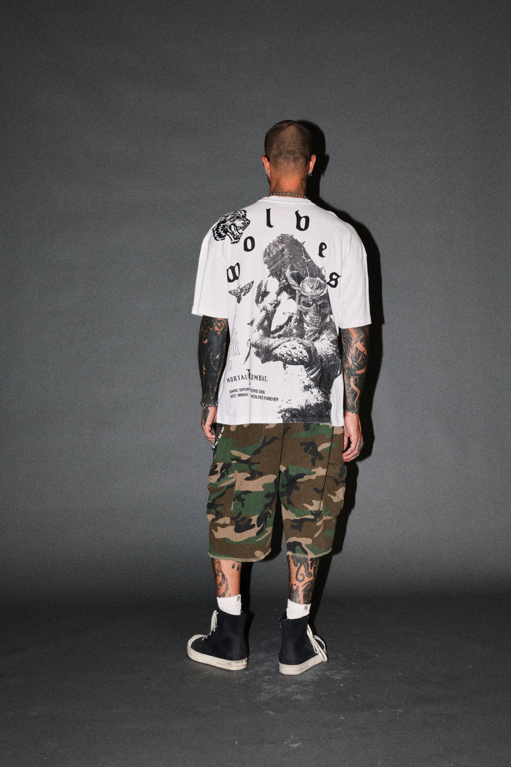 Shao Kahn Premium Oversized Tee in White — imagem 6