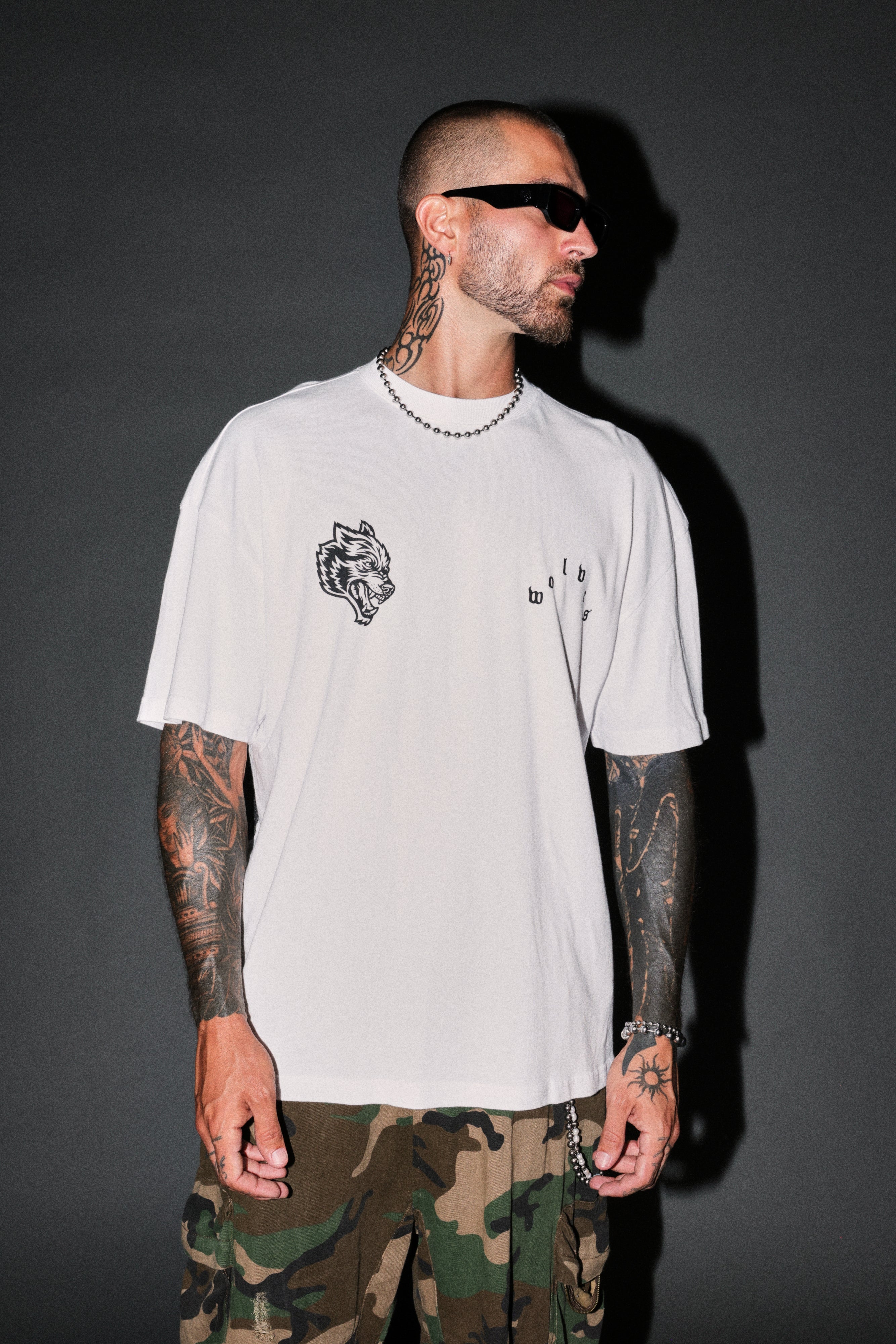 Shao Kahn Premium Oversized Tee in White — imagem 2