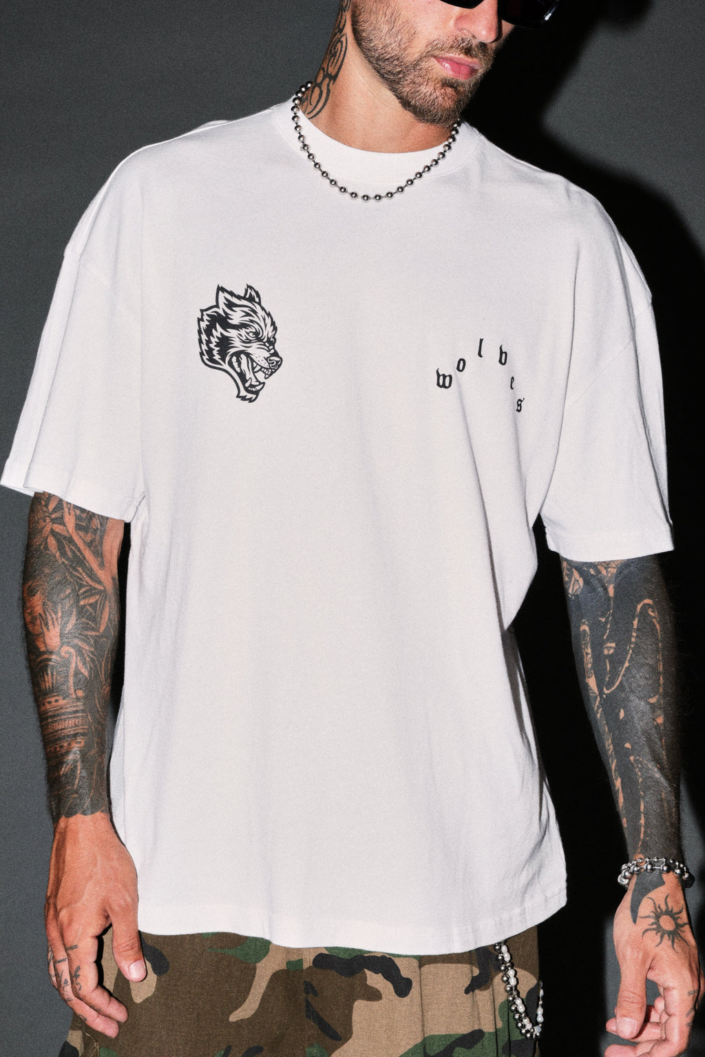 Shao Kahn Premium Oversized Tee in White — imagem 7