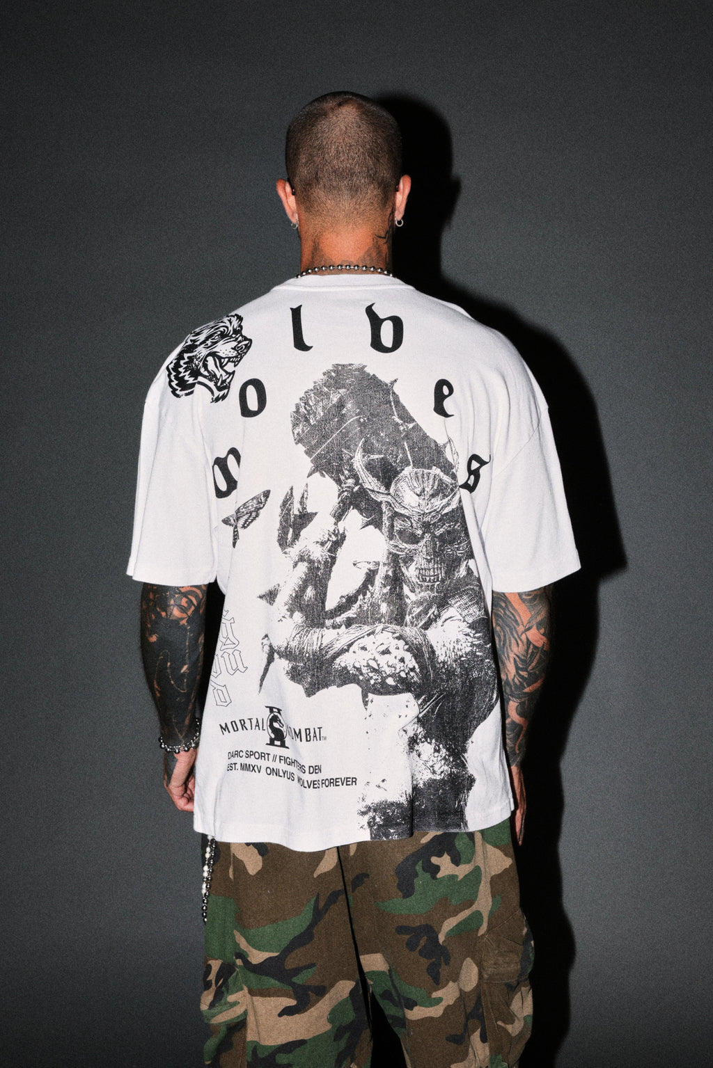 Shao Kahn Premium Oversized Tee in White — imagem 4
