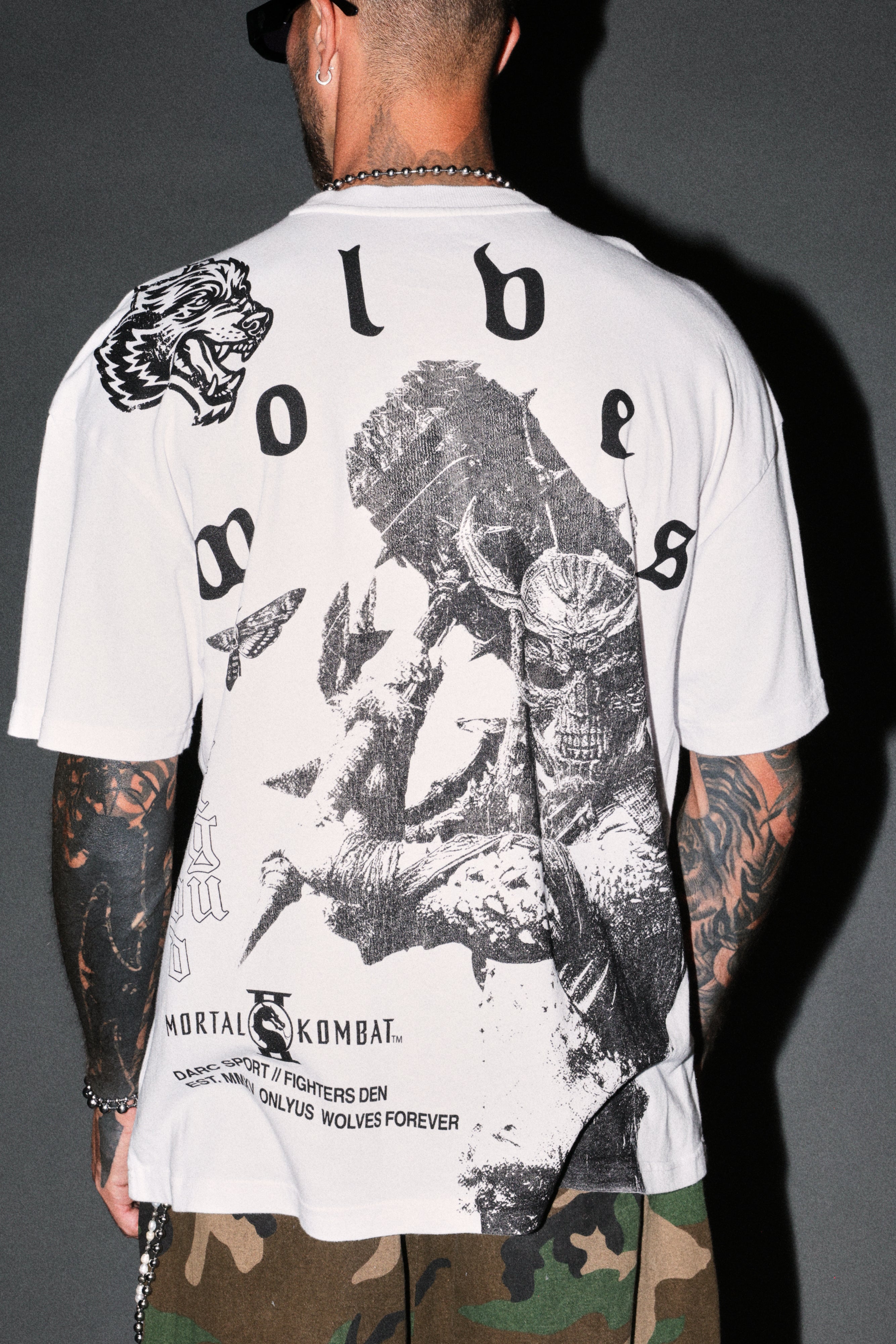Shao Kahn Premium Oversized Tee in White — imagem 8