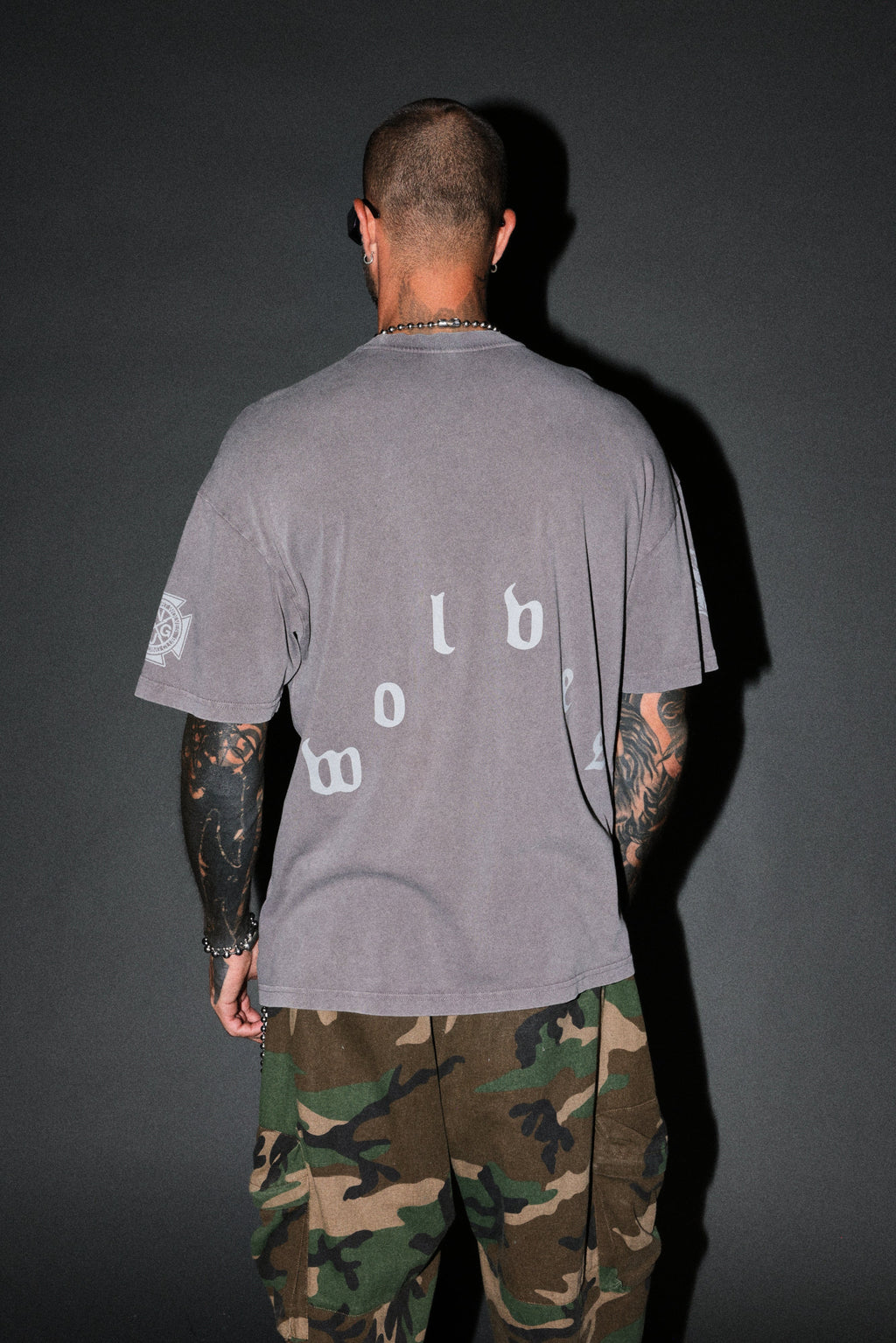 Scorpion Fire Premium Oversized Tee in Slate Gray — imagem 2