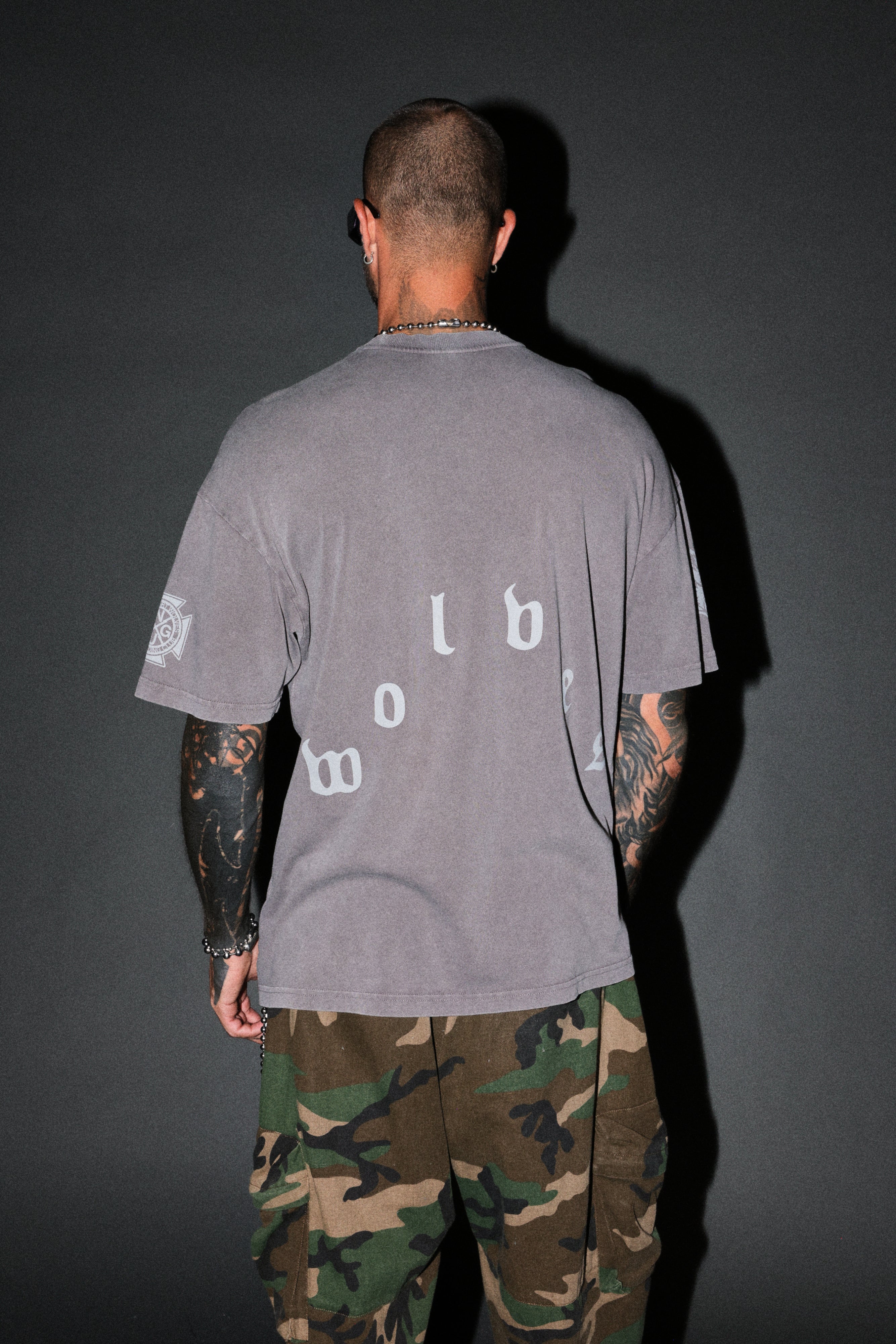 Scorpion Fire Premium Oversized Tee in Slate Gray — imagem 2