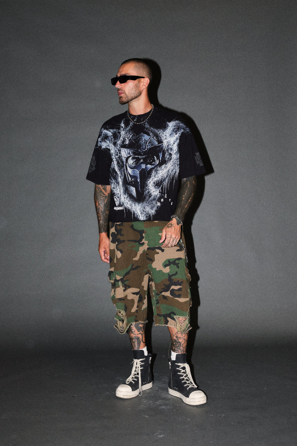 Sub-Zero Distressed Grunge Box Cut Tee V2 in Black — imagem 5