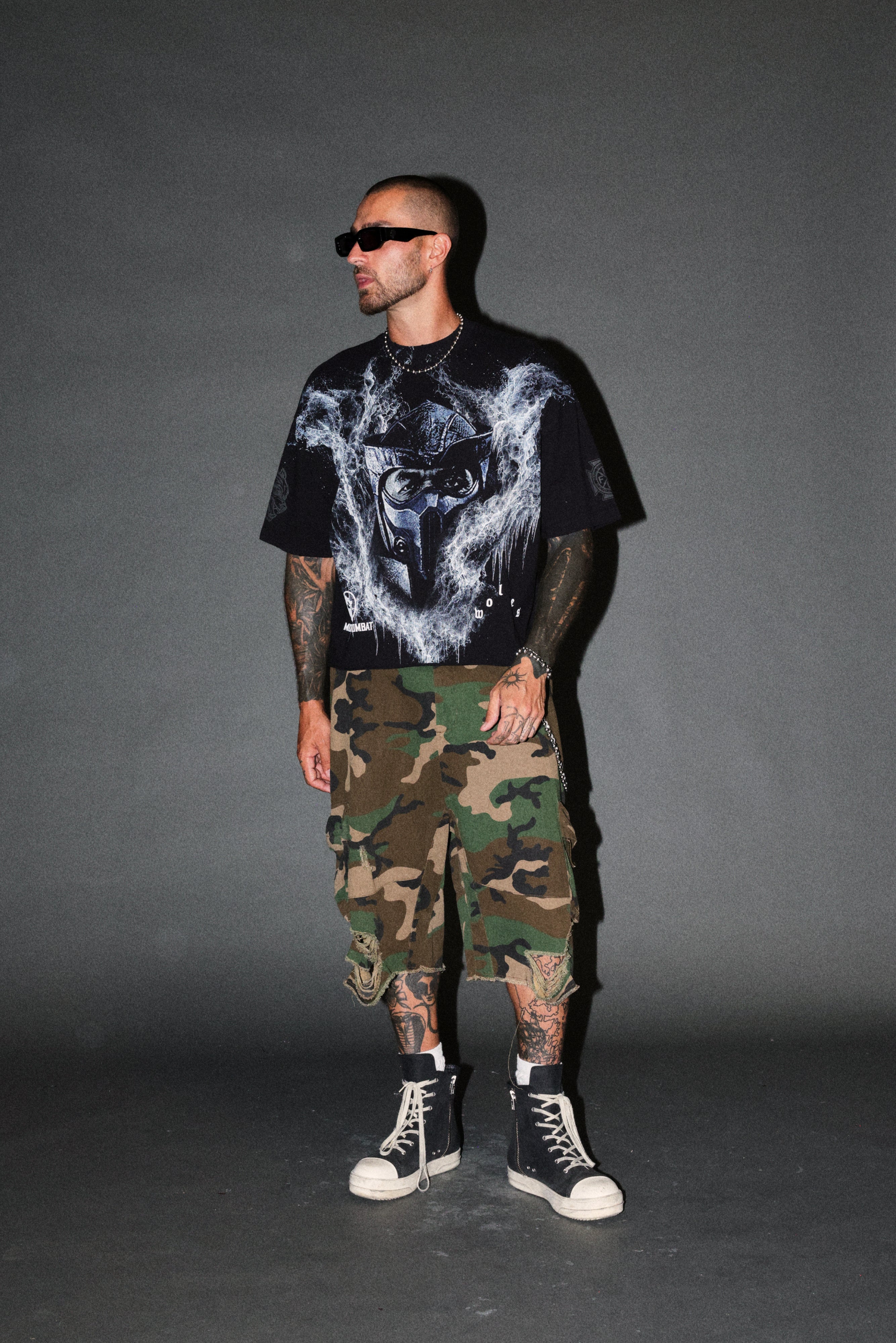 Sub-Zero Distressed Grunge Box Cut Tee V2 in Black — imagem 5