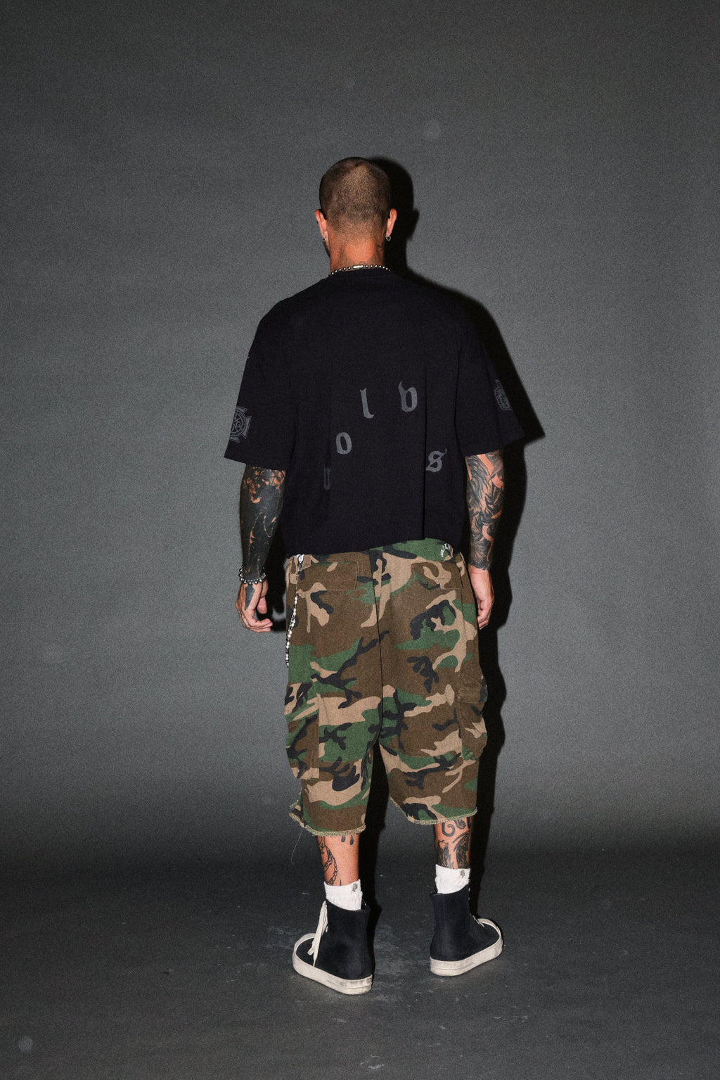 Sub-Zero Distressed Grunge Box Cut Tee V2 in Black — imagem 6