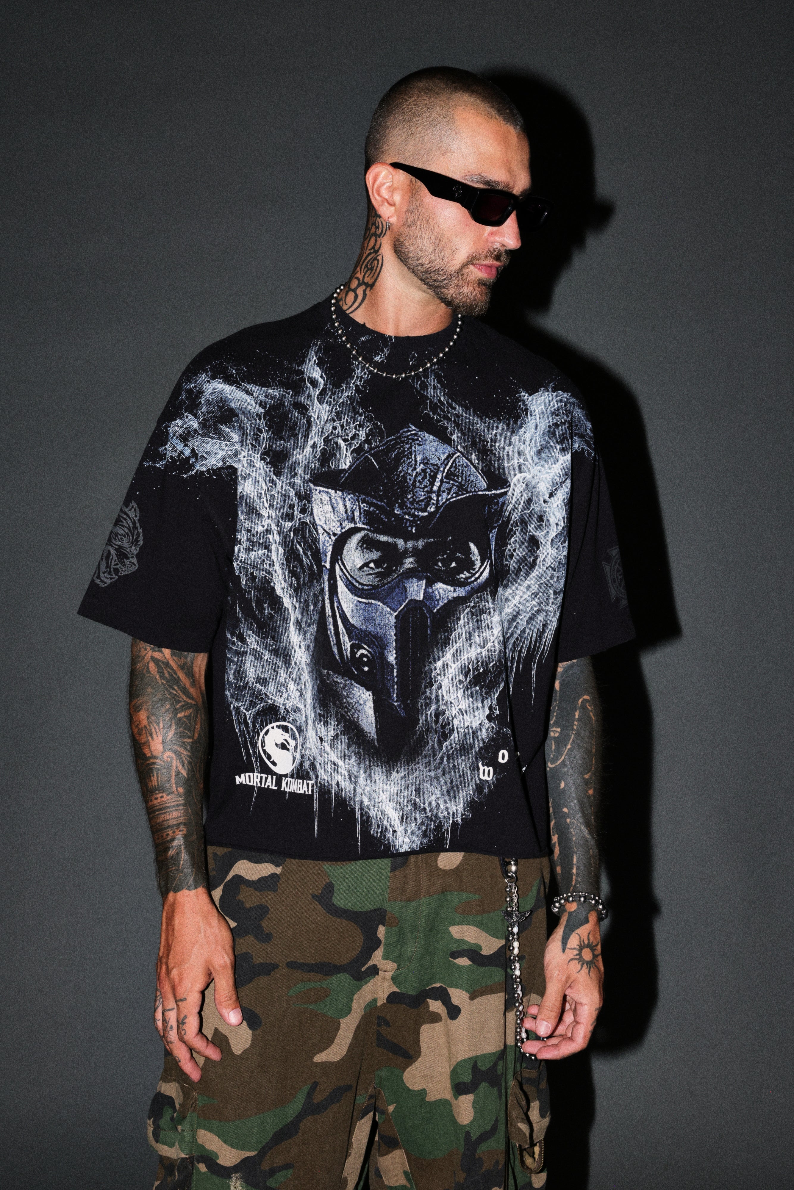 Sub-Zero Distressed Grunge Box Cut Tee V2 in Black — imagem 4
