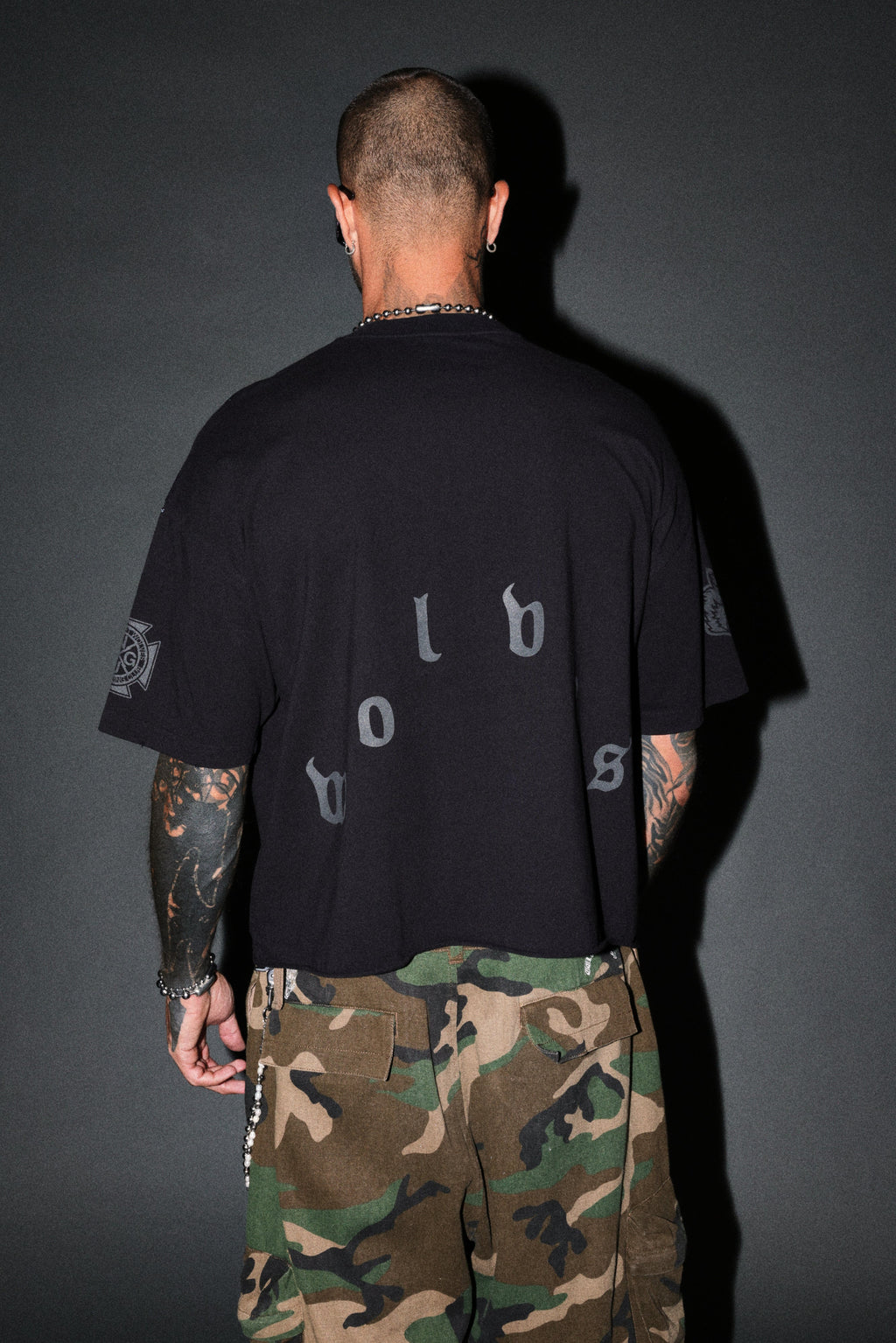 Sub-Zero Distressed Grunge Box Cut Tee V2 in Black — imagem 2