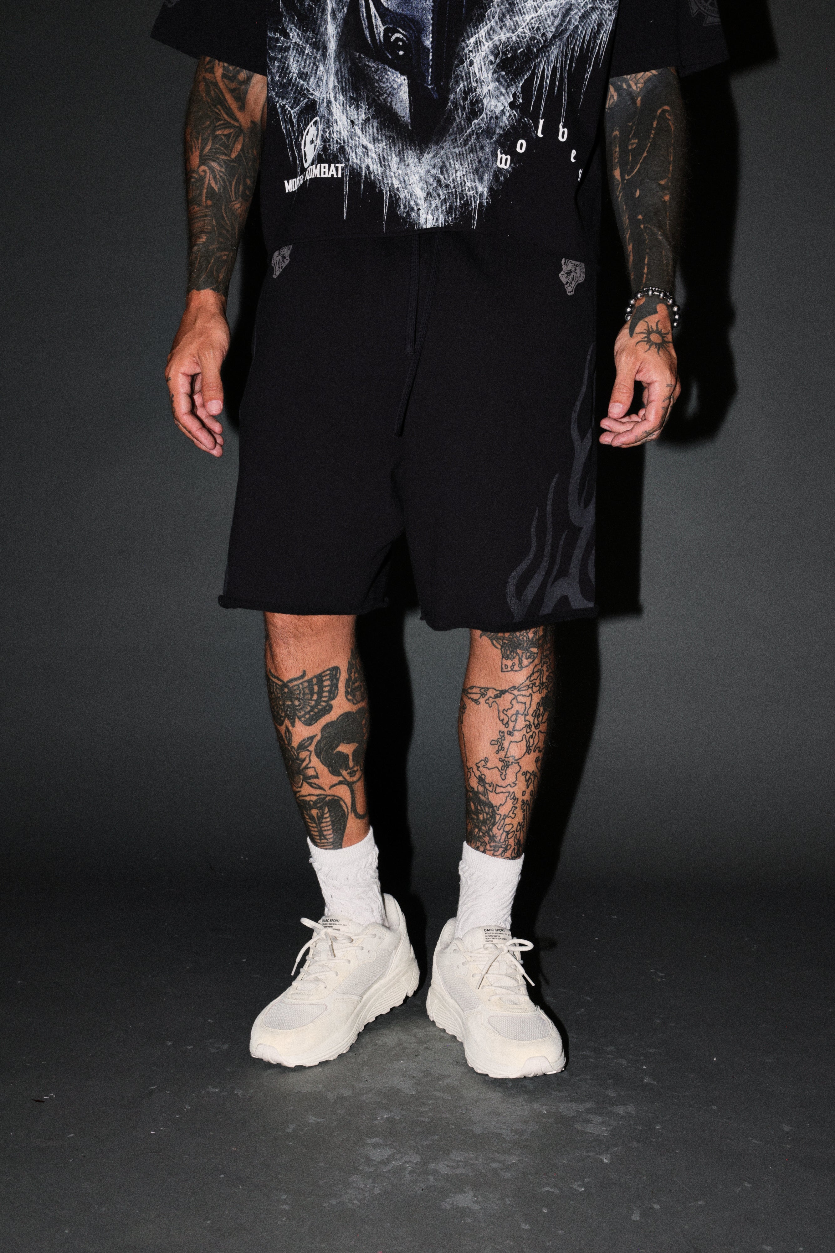 Fight Or Flight Grunge Oversized Raw Hem Post Lounge Sweat Shorts in Black — imagem 2