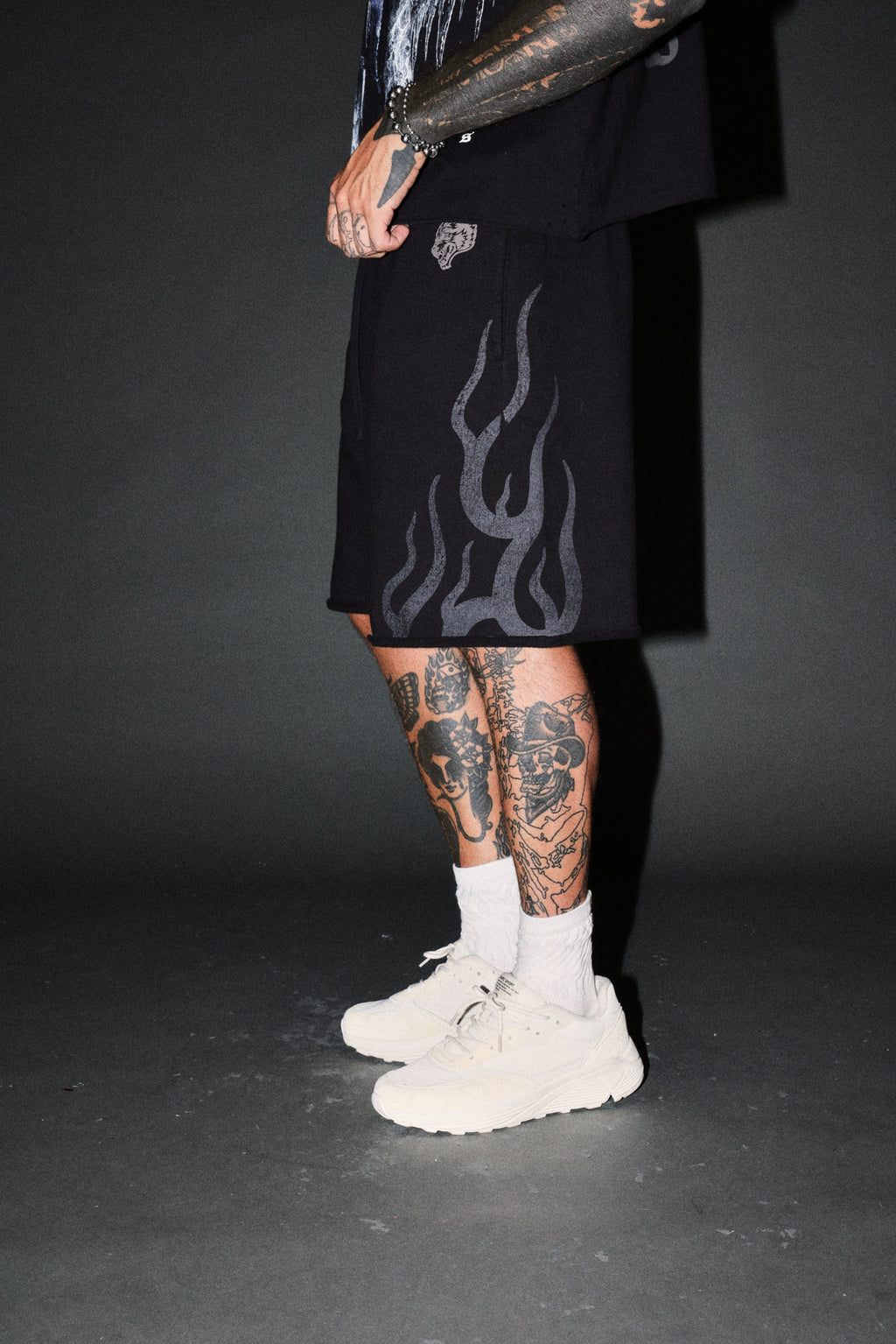 Fight Or Flight Grunge Oversized Raw Hem Post Lounge Sweat Shorts in Black — imagem 4