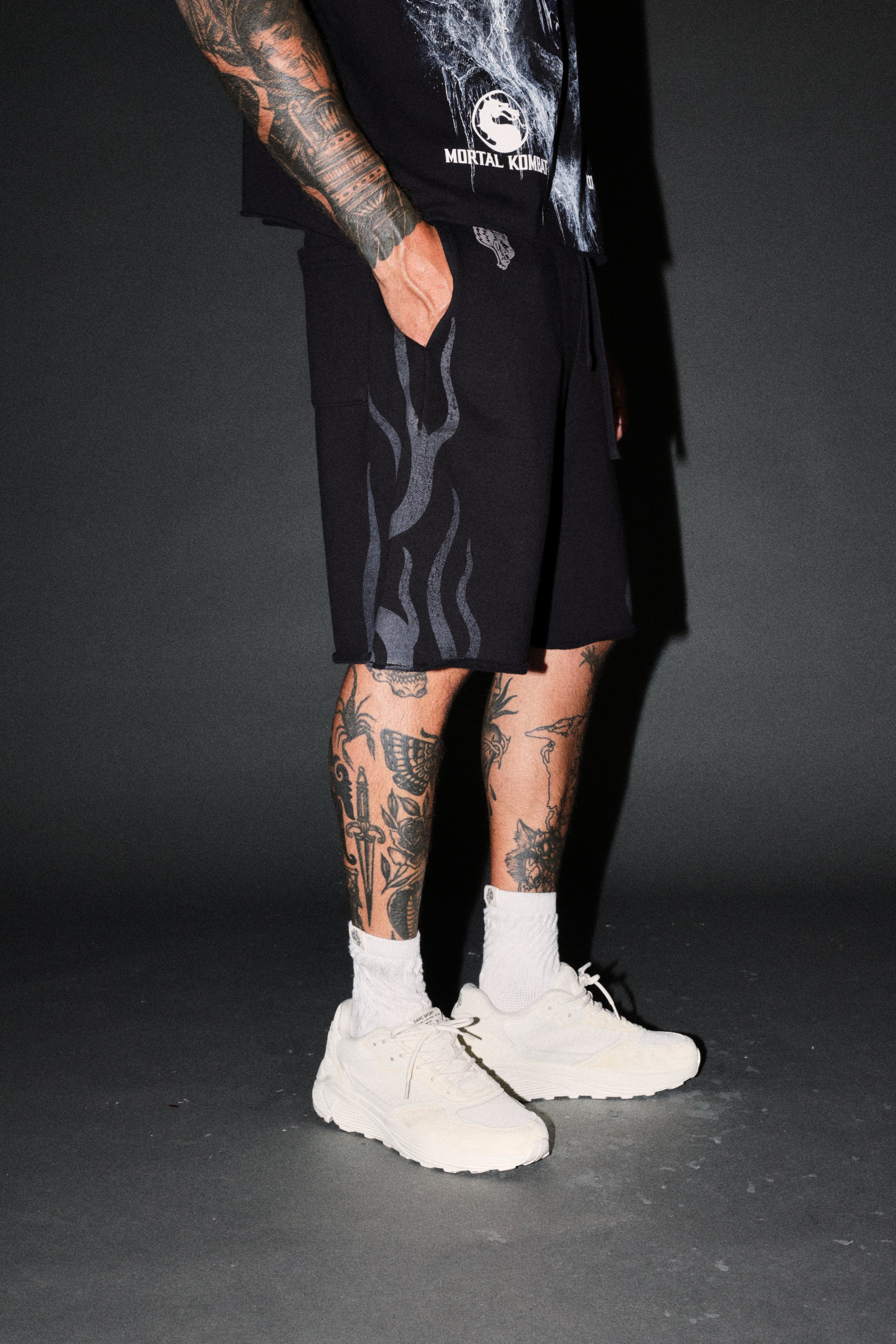 Fight Or Flight Grunge Oversized Raw Hem Post Lounge Sweat Shorts in Black — imagem 5