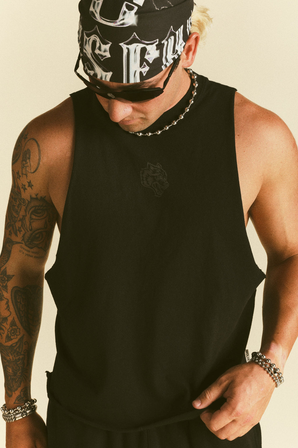 Loyalty Forever Grunge Raw Cropped "Tommy" Muscle Tee  in Black Sun Fade/Black — imagem 6