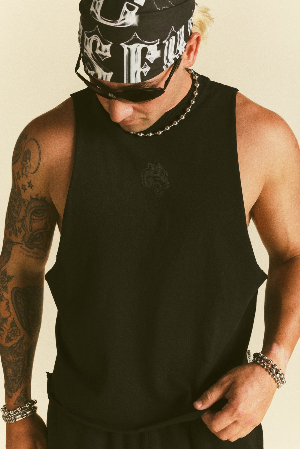 Loyalty Forever Grunge Raw Cropped "Tommy" Muscle Tee  in Black Sun Fade/Black — imagem 6