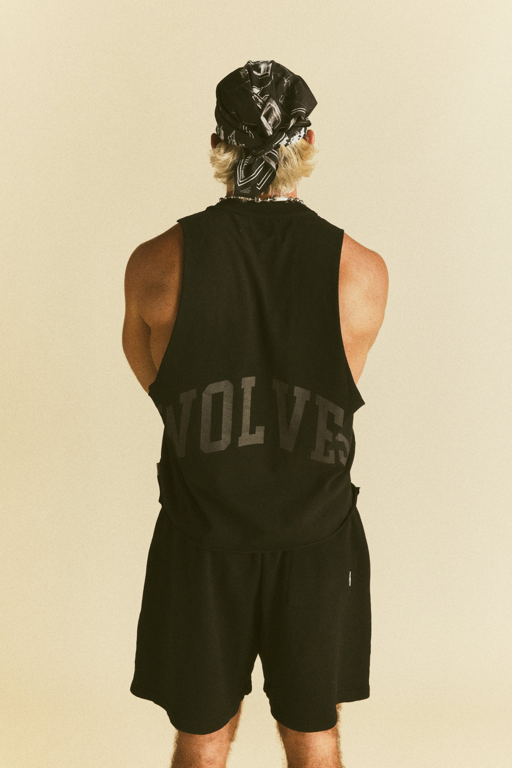 Loyalty Forever Grunge Raw Cropped "Tommy" Muscle Tee  in Black Sun Fade/Black — imagem 2