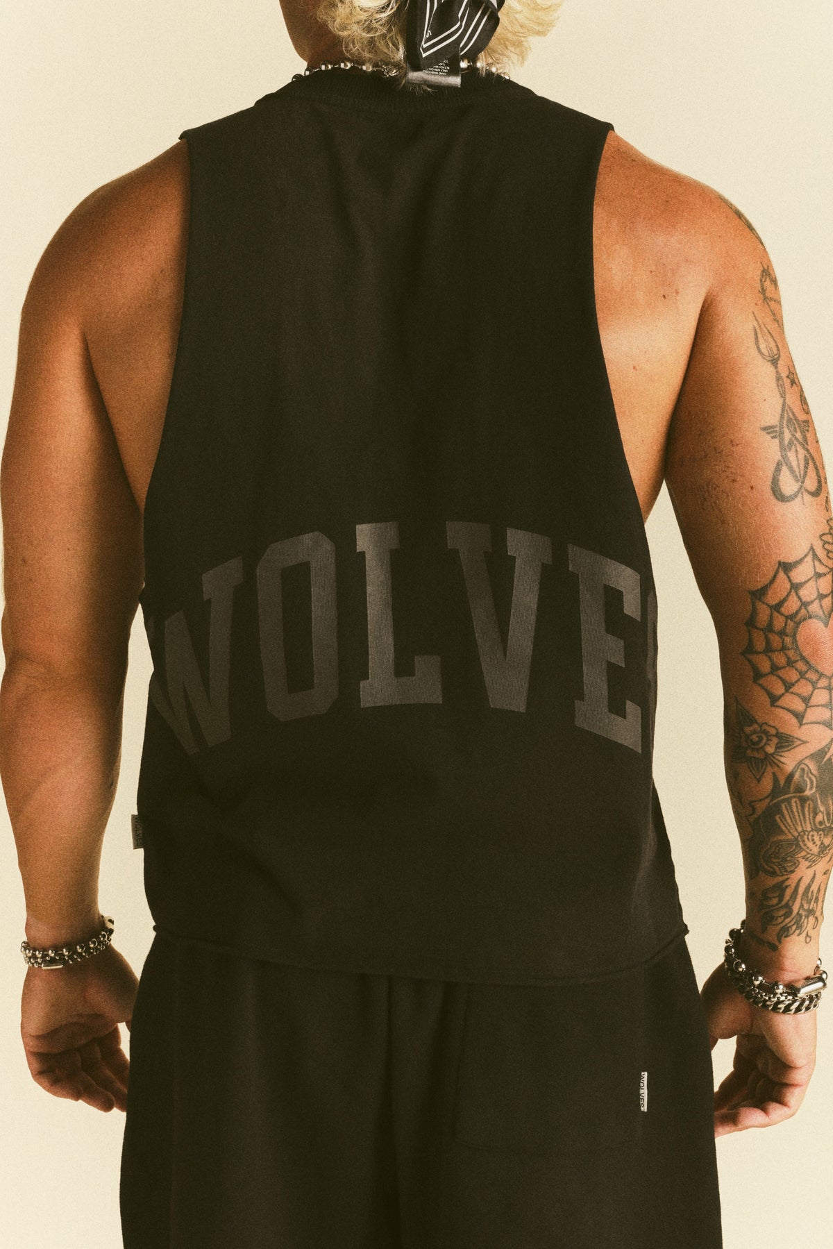 Loyalty Forever Grunge Raw Cropped "Tommy" Muscle Tee  in Black Sun Fade/Black — imagem 7
