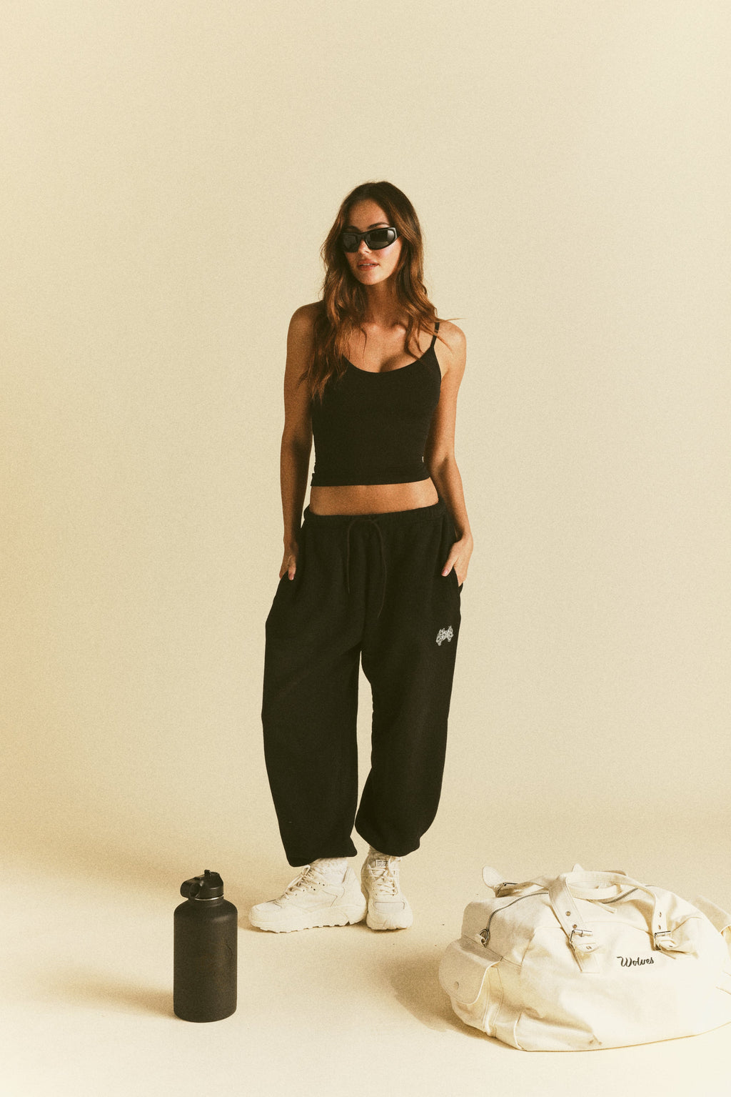 Forever Mark "Hallie" Silky Tank Top in Black — imagem 4