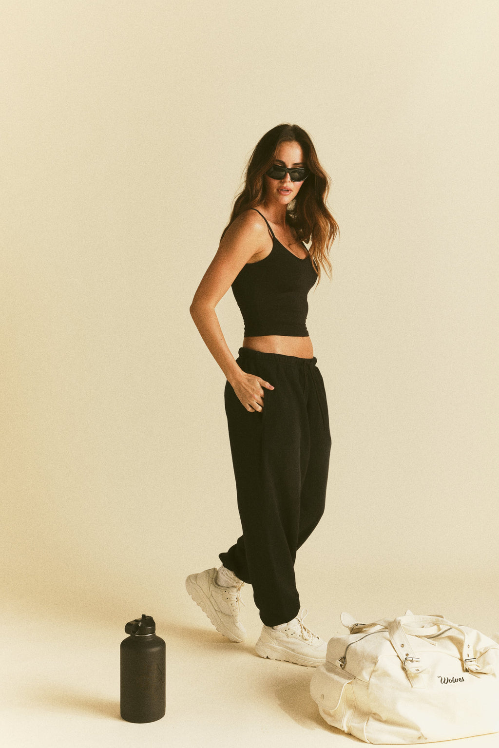 Forever Mark "Hallie" Silky Tank Top in Black — imagem 5