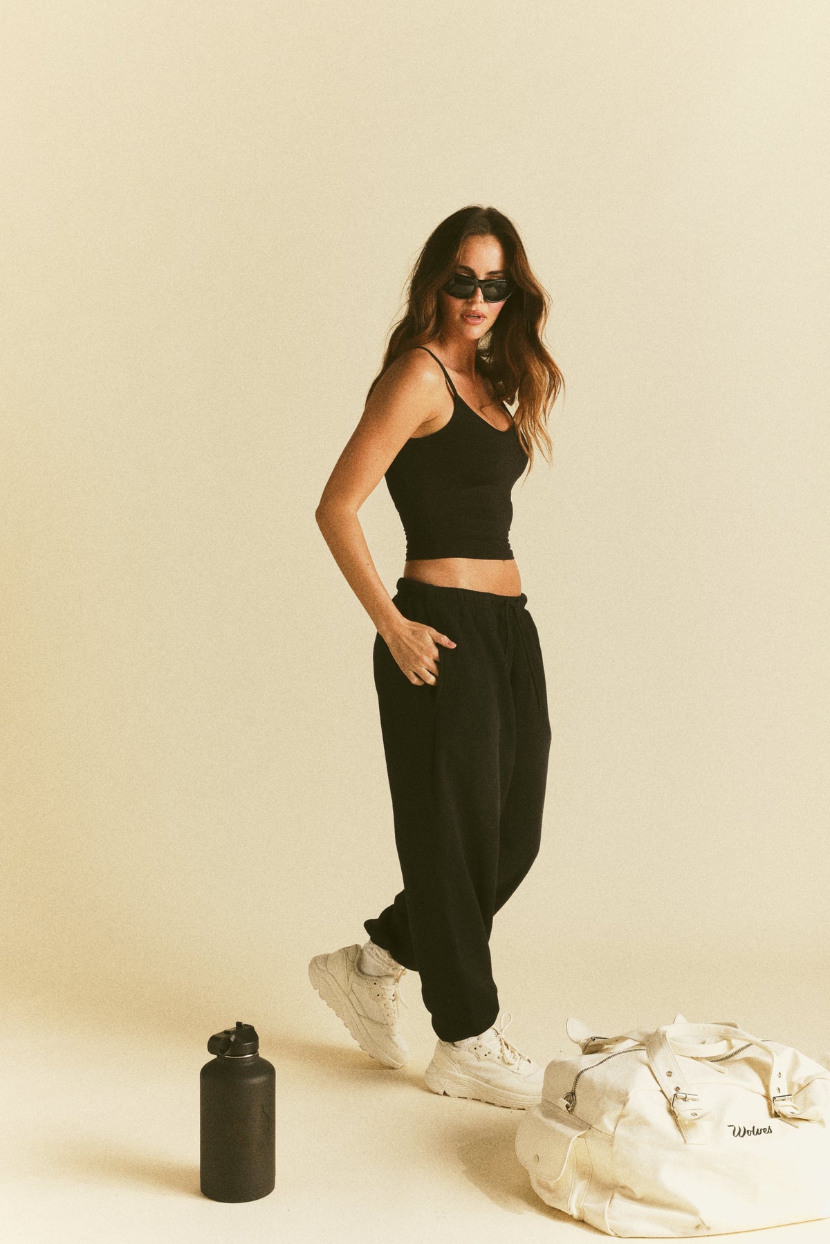 Forever Mark "Hallie" Silky Tank Top in Black — imagem 5