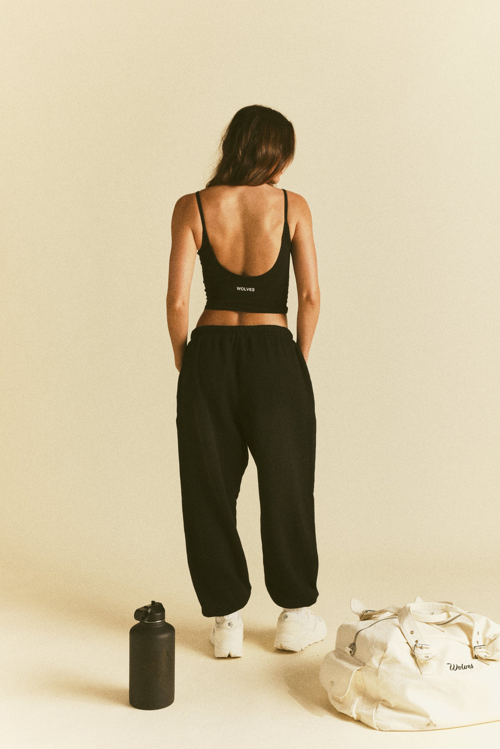 Forever Mark "Hallie" Silky Tank Top in Black — imagem 6