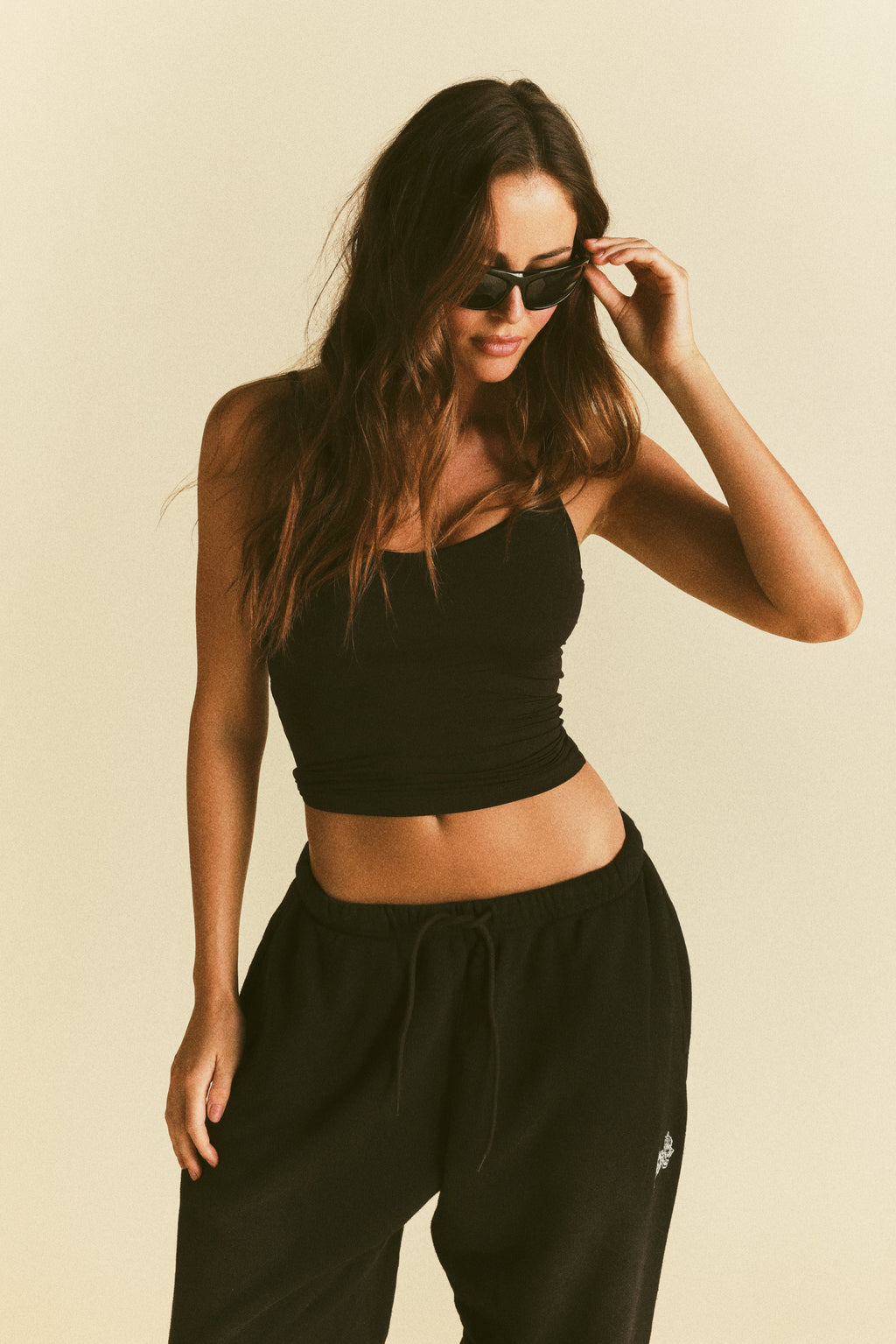 Forever Mark "Hallie" Silky Tank Top in Black — imagem 3