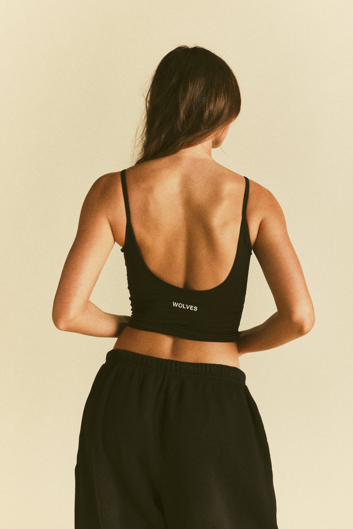 Forever Mark "Hallie" Silky Tank Top in Black — imagem 2