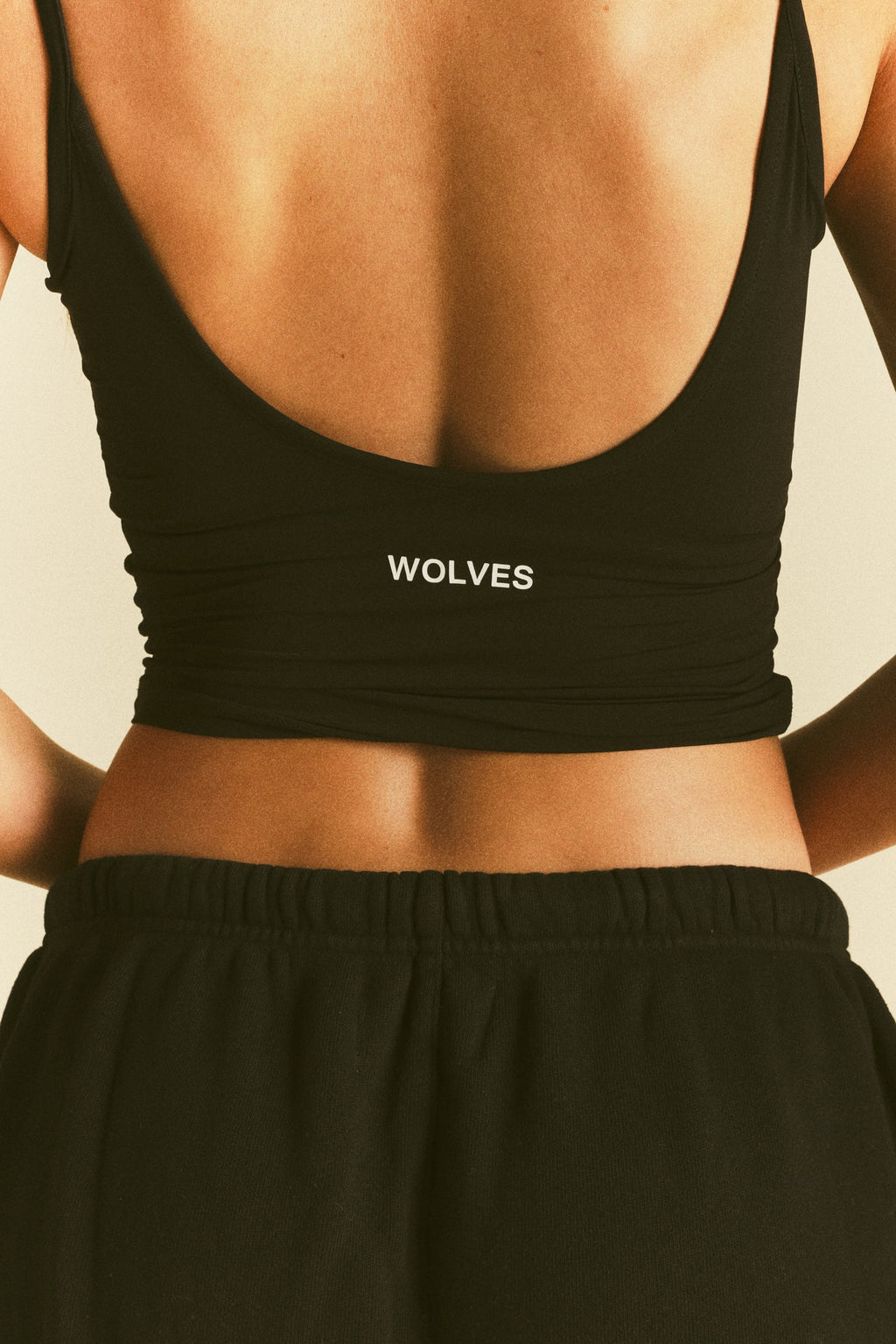 Forever Mark "Hallie" Silky Tank Top in Black — imagem 8