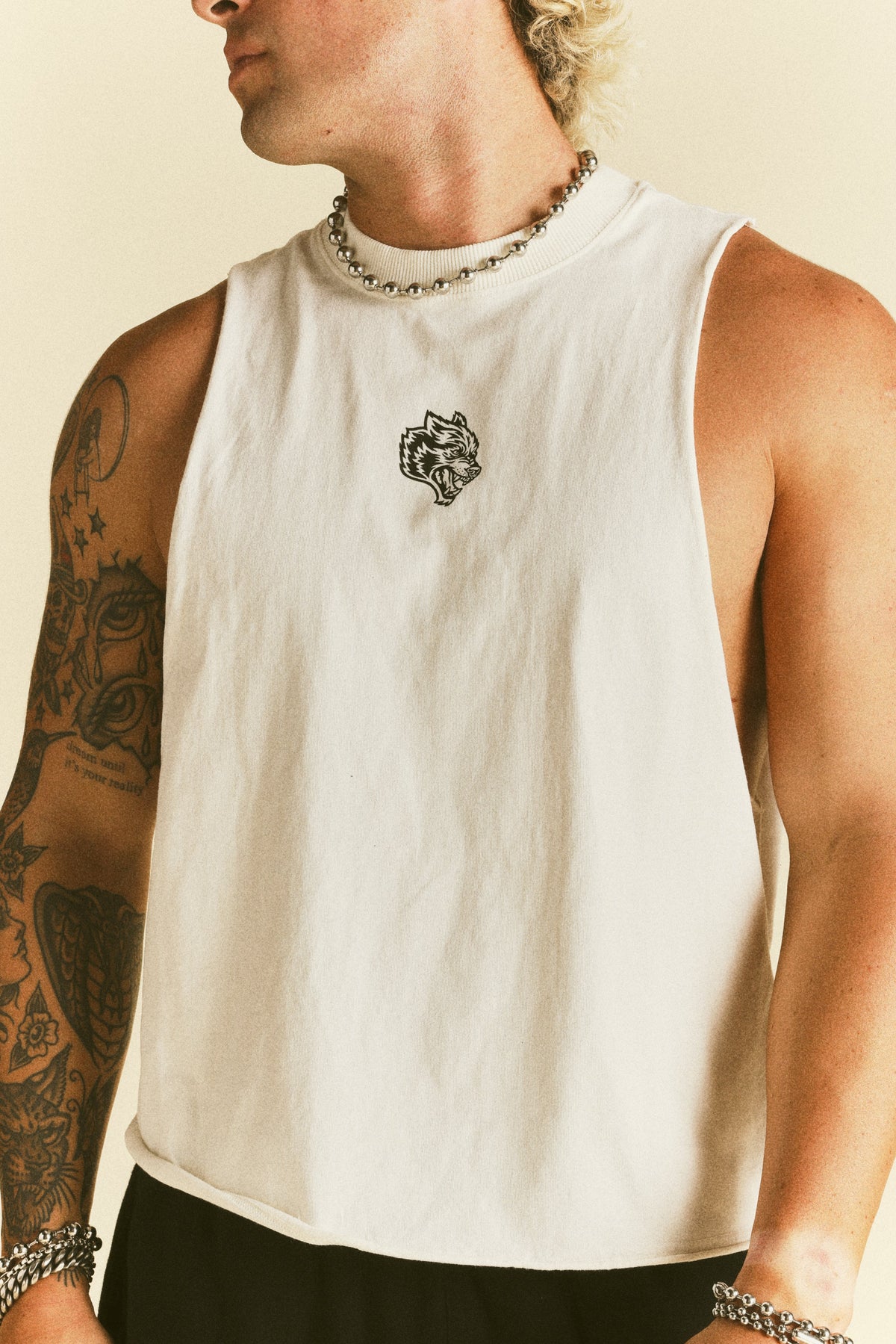 Loyalty Forever Grunge Raw Cropped "Tommy" Muscle Tee  in Cream — imagem 6
