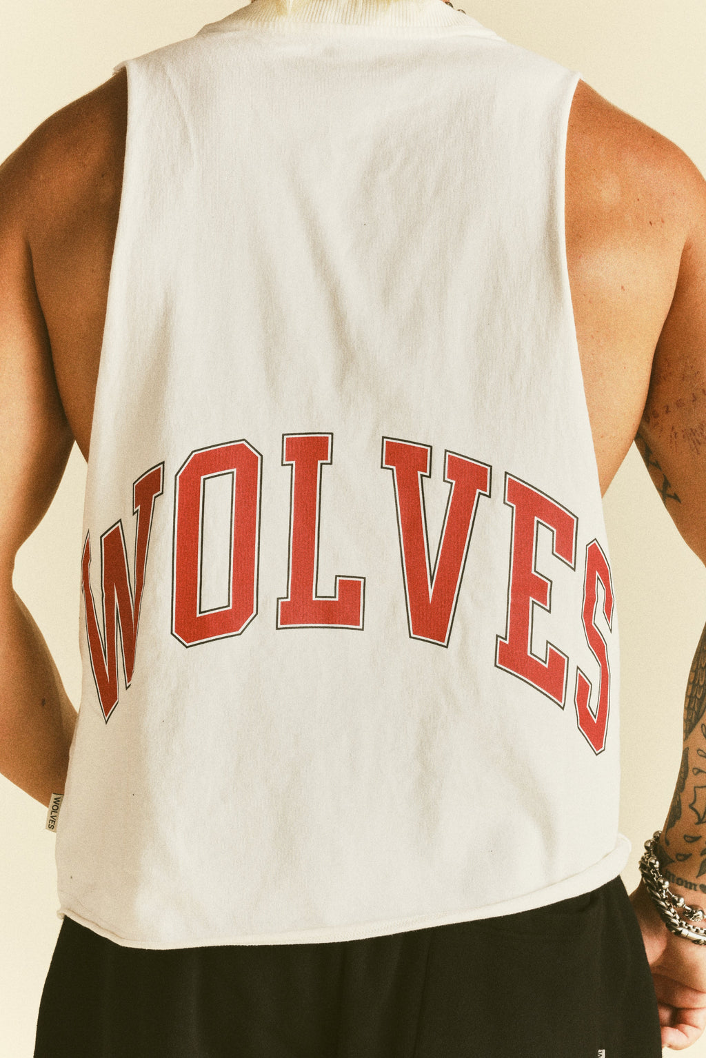 Loyalty Forever Grunge Raw Cropped "Tommy" Muscle Tee  in Cream — imagem 7