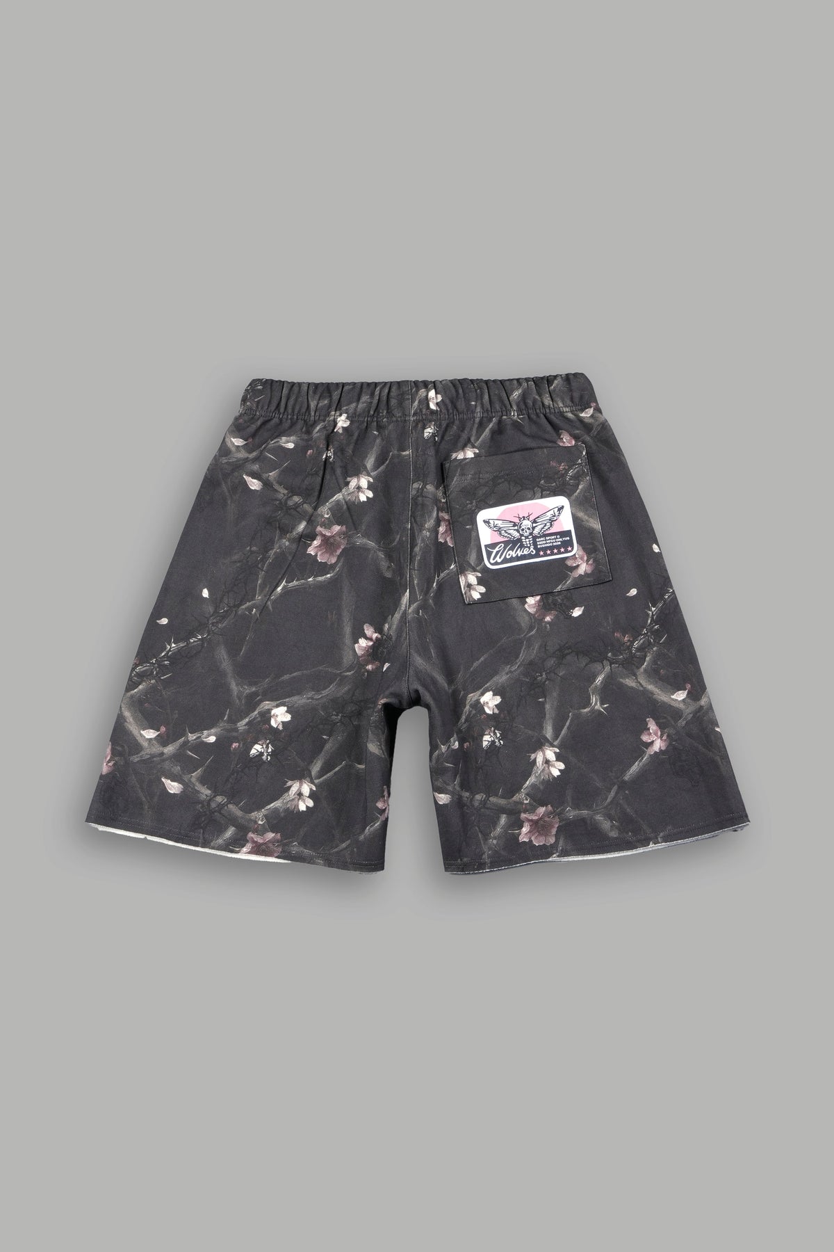 Midnight Bloom Raw Hem Oversized Post Lounge Sweat Shorts In All Of Us Camo - imagem 3
