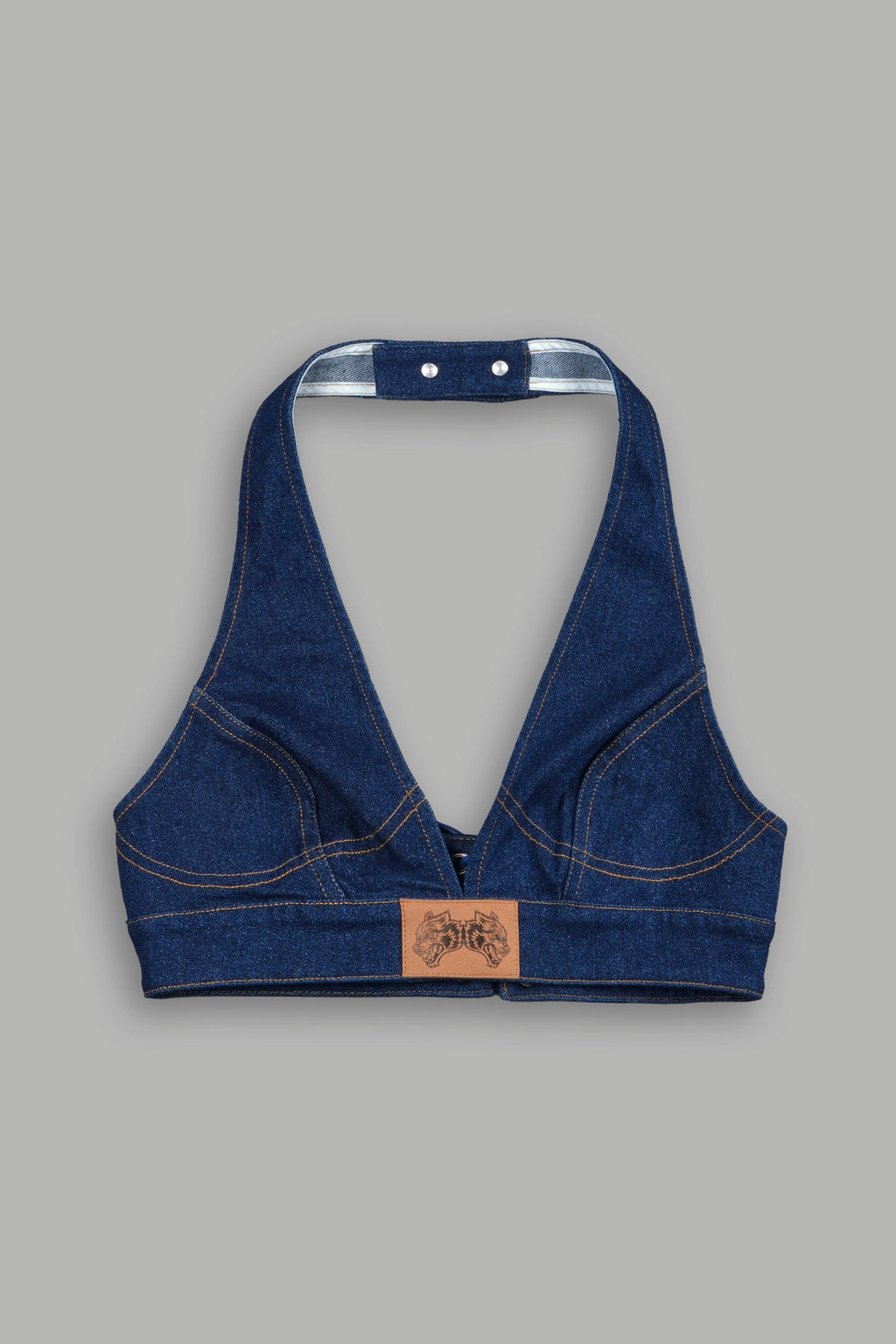 She Wolf Patch Denim Halter Crop in Medium Wash — imagem 7