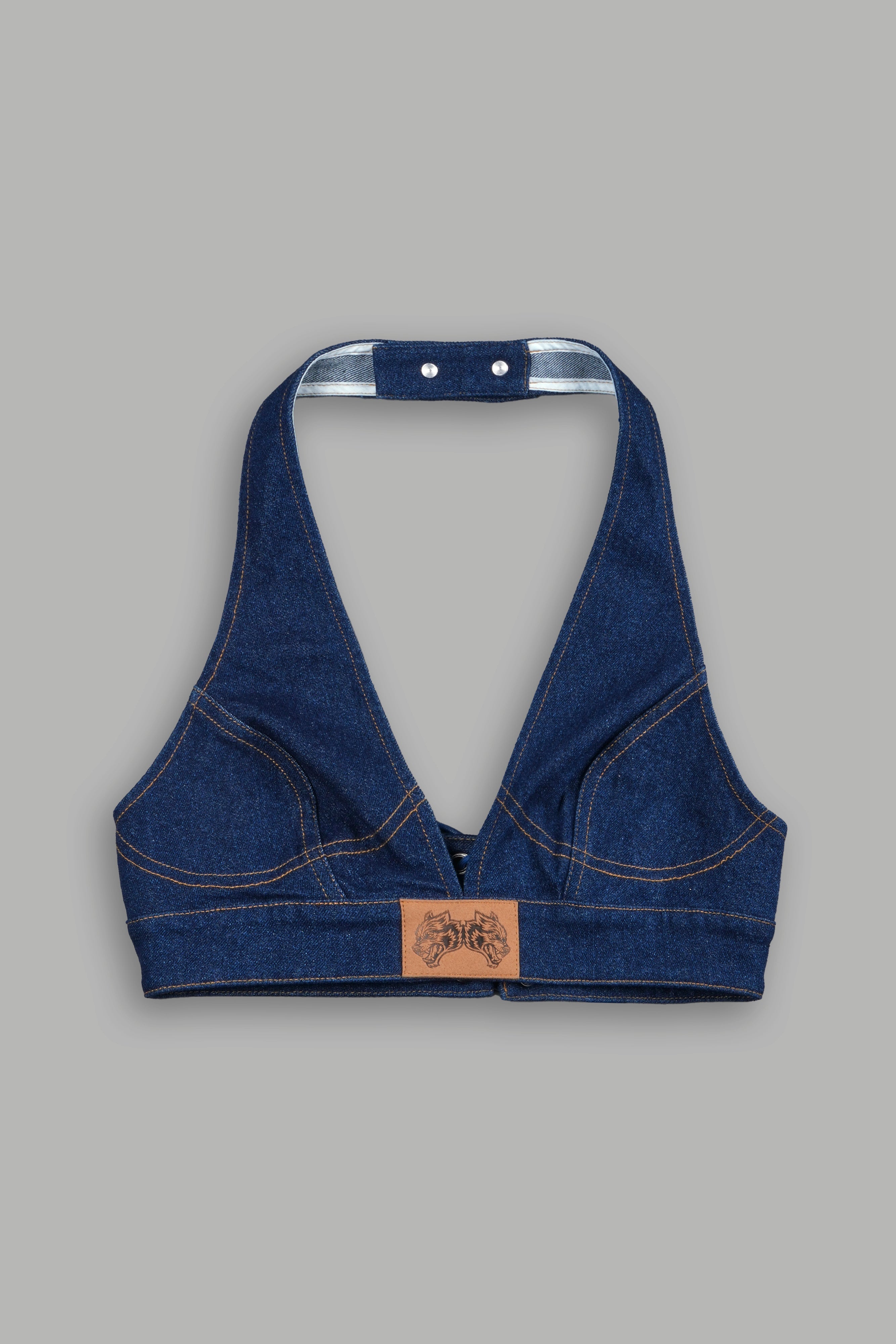 She Wolf Patch Denim Halter Crop in Medium Wash — imagem 7
