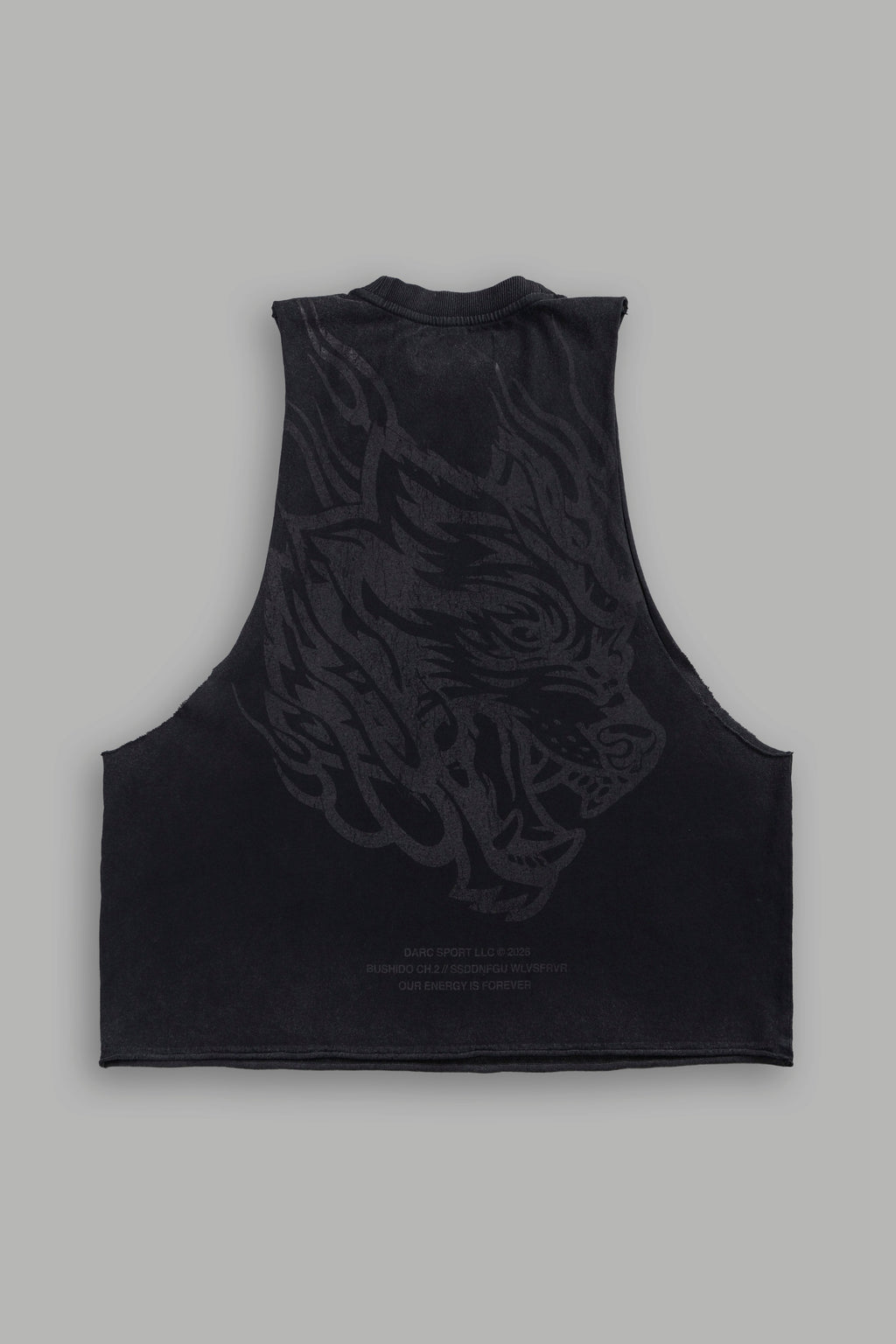 Okami Inferno Grunge Raw Hem Box Cut Tommy Muscle Tee in Black — imagem 3