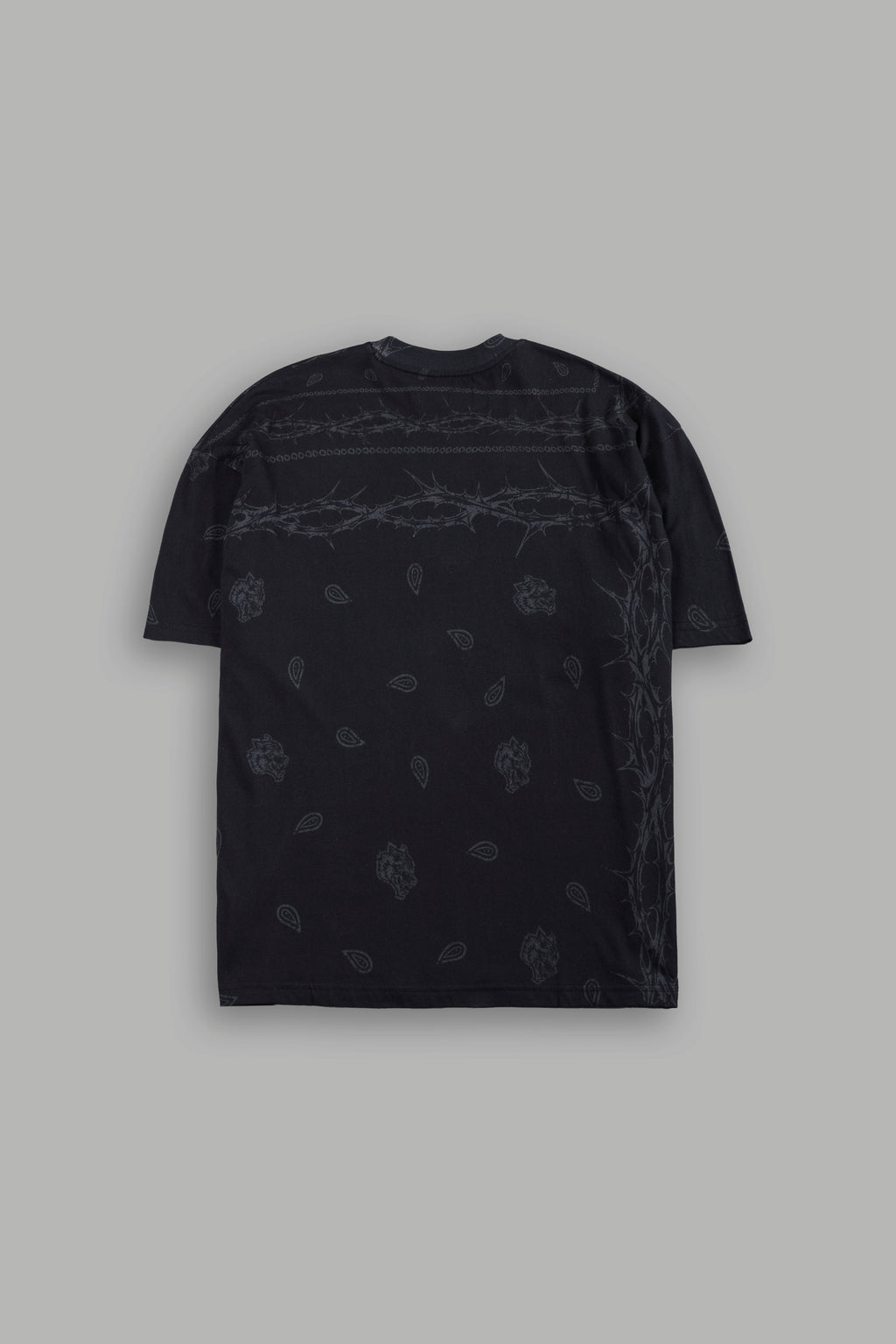 Studded Wolves Pyramid Premium Oversized Tee in Black Thorn Paisley — imagem 3