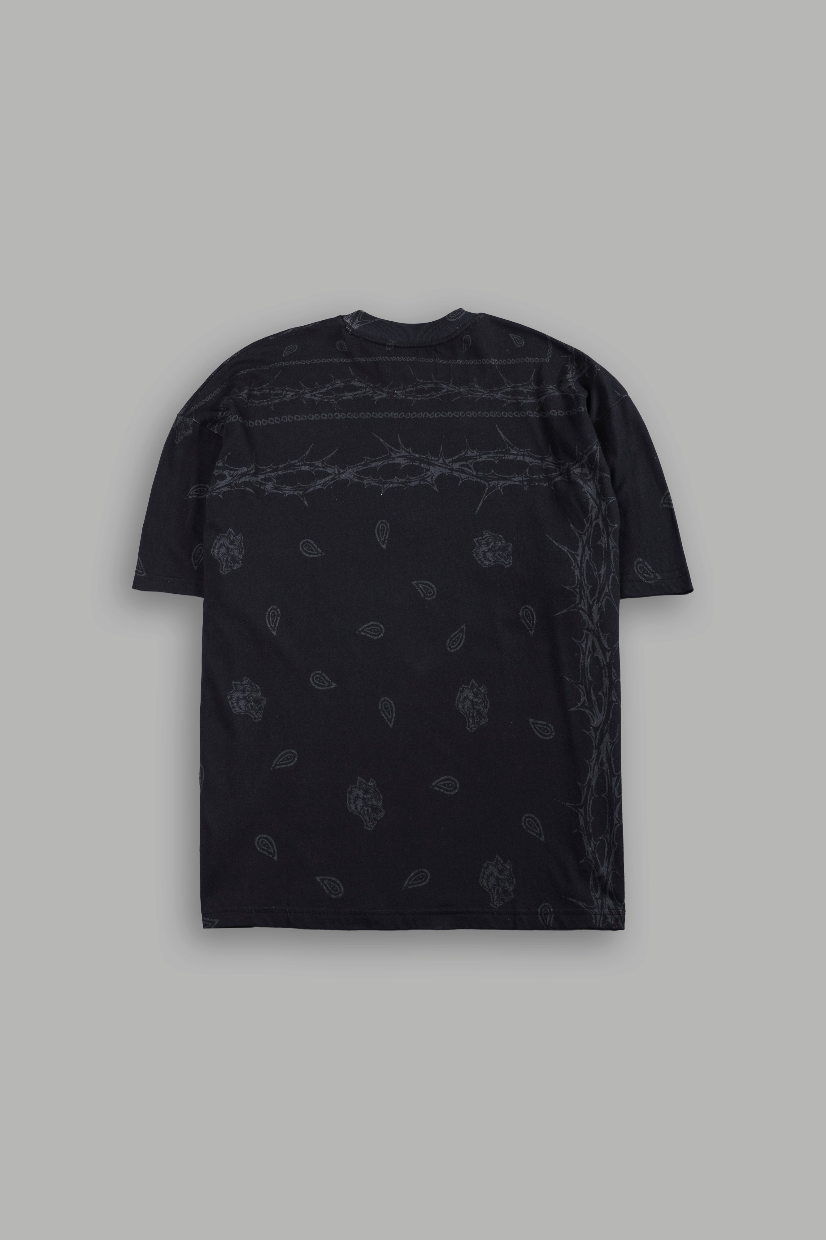 Studded Wolves Pyramid Premium Oversized Tee in Black Thorn Paisley — imagem 3