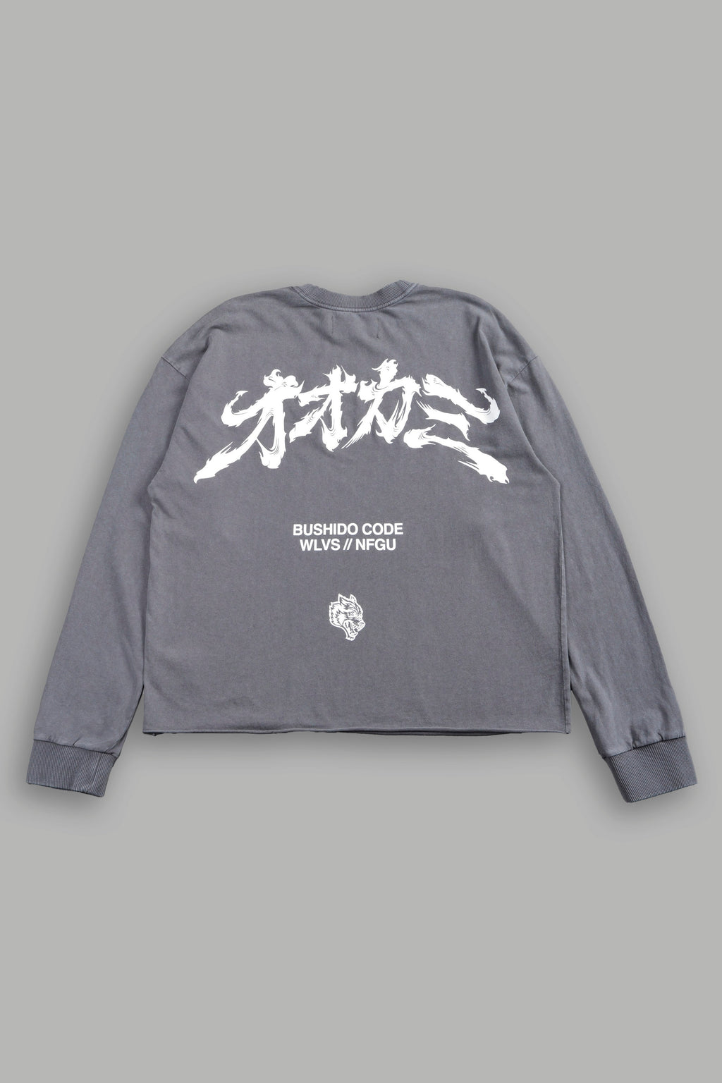 Okami Bushido Grunge Mid Length Raw Hem Ls Tee in Slate Gray — imagem 3