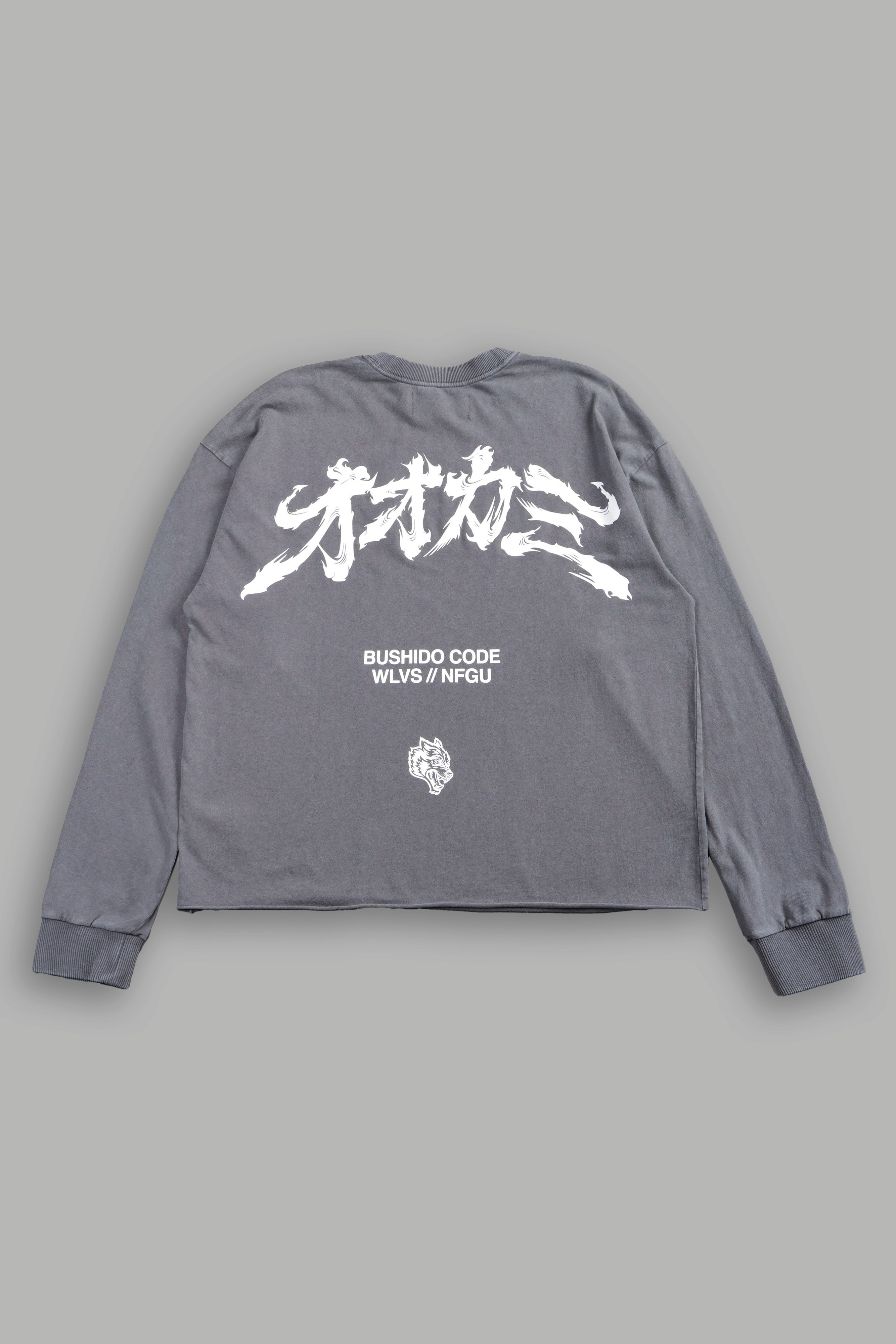 Okami Bushido Grunge Mid Length Raw Hem Ls Tee in Slate Gray — imagem 3