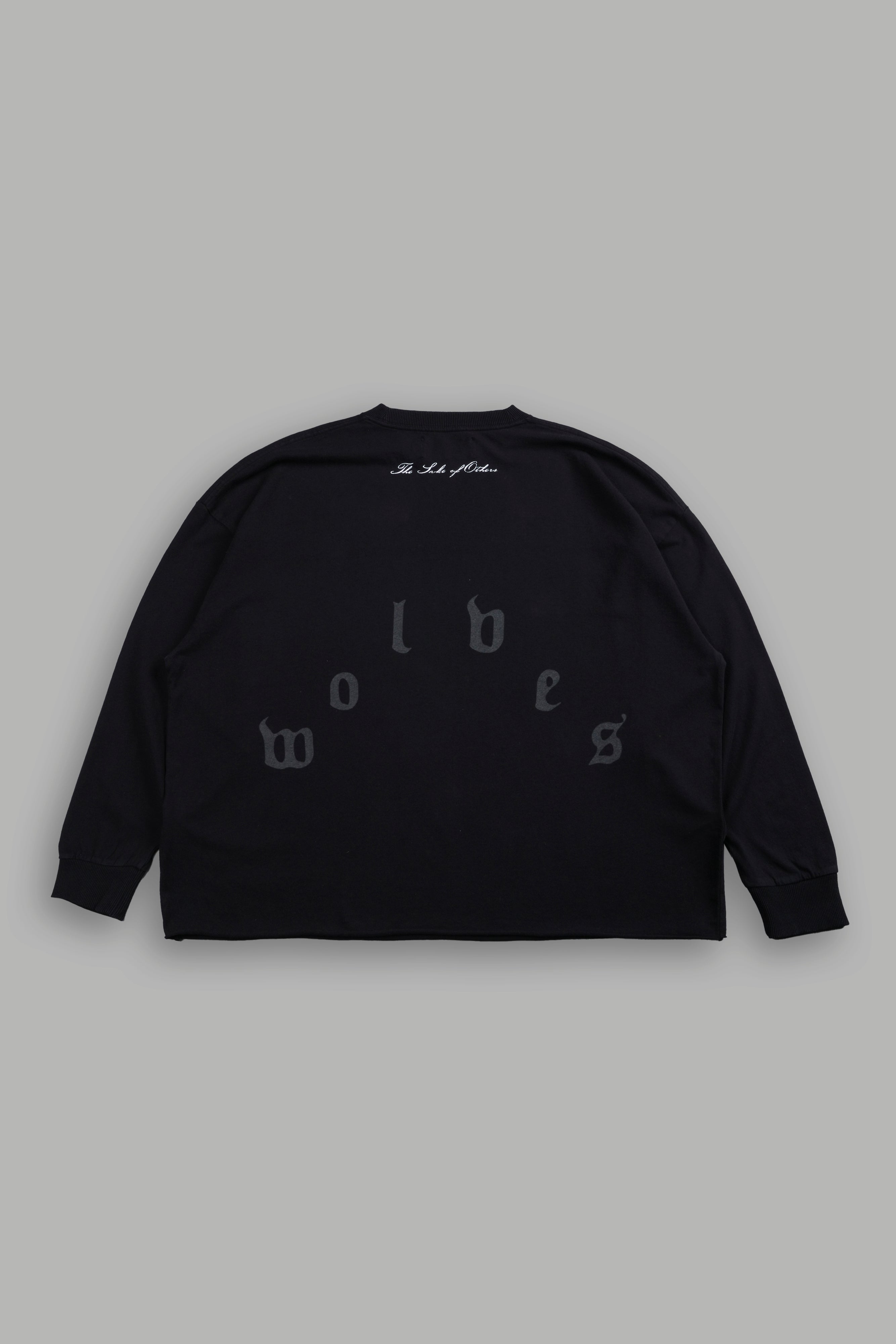 You Are the Reason Grunge Mid-Length Raw Hem LS Tee in Black — imagem 3