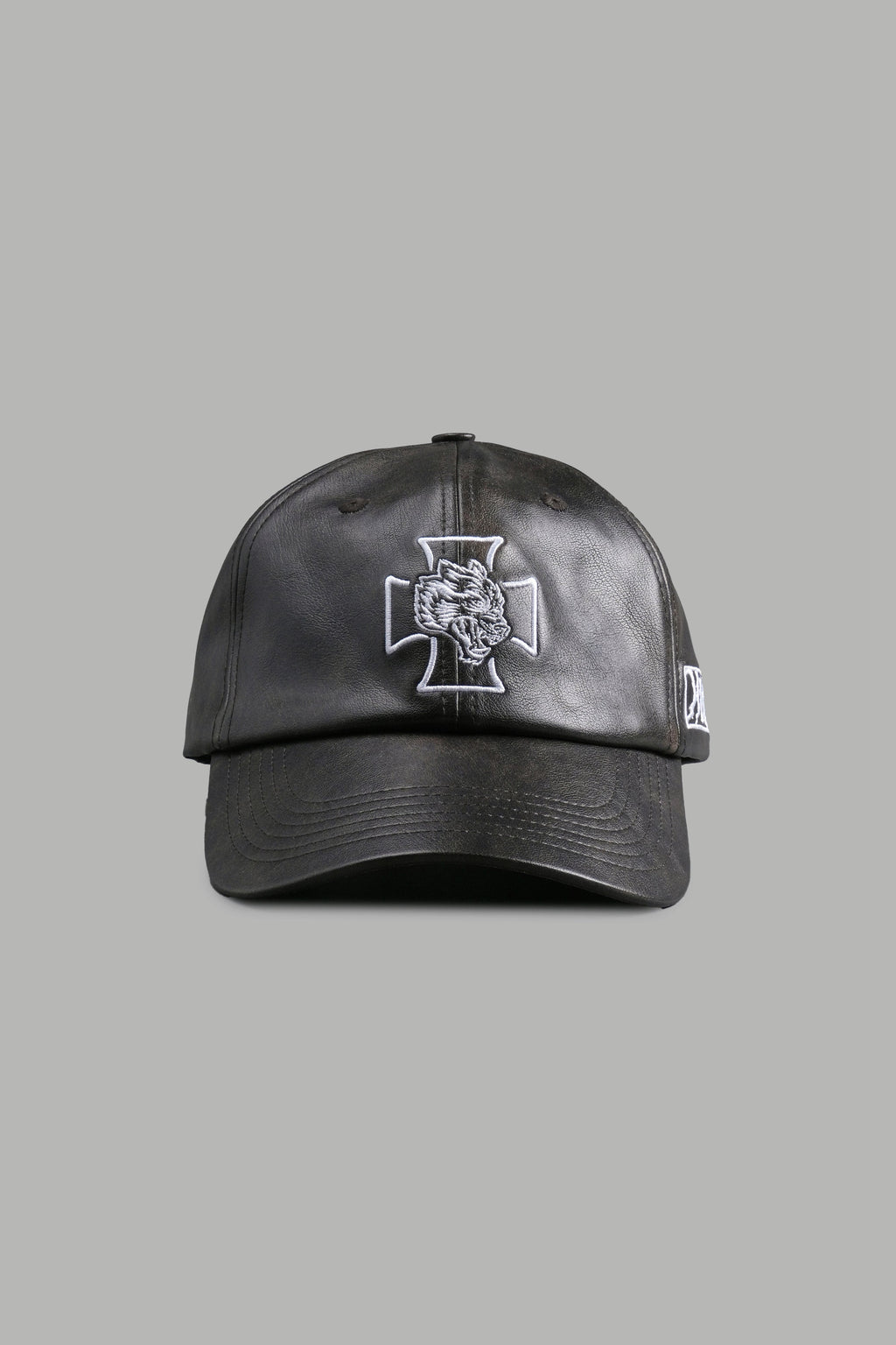 Iron Wolf Head Faux Leather Dad Hat in Black — imagem 1