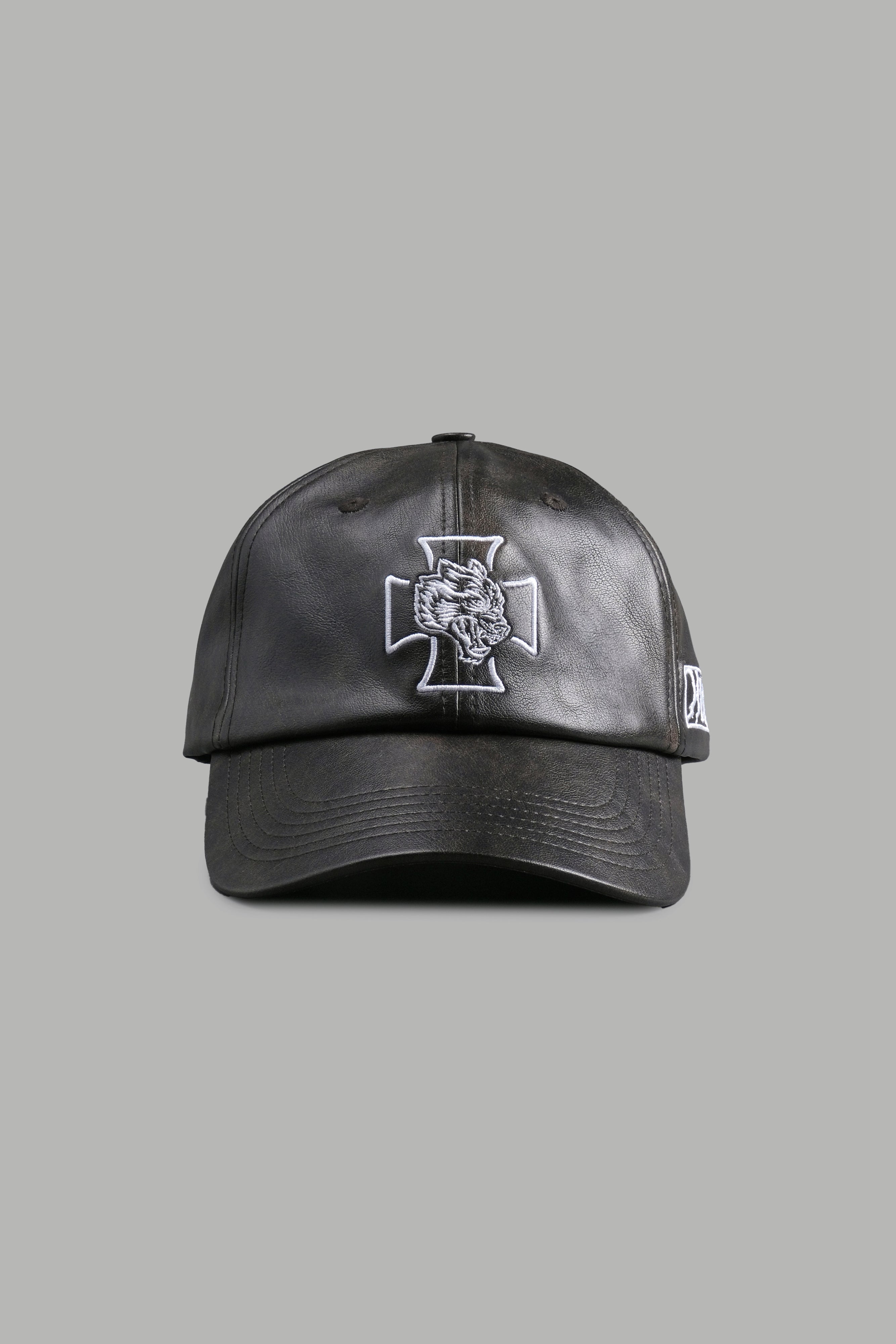 Iron Wolf Head Faux Leather Dad Hat in Black — imagem 1