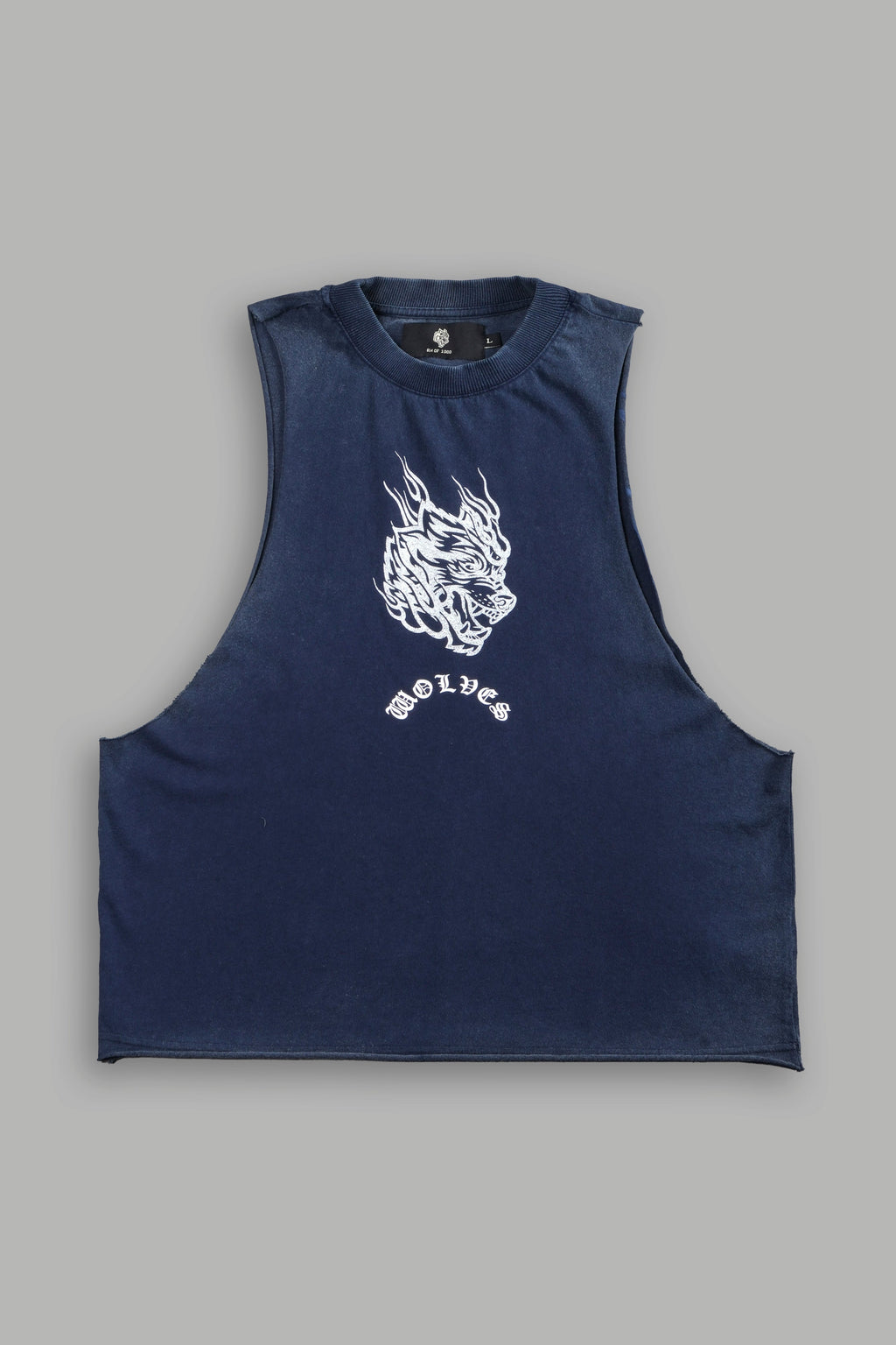 Okami Inferno Grunge Raw Hem Box Cut Tommy Muscle Tee in Navy — imagem 1