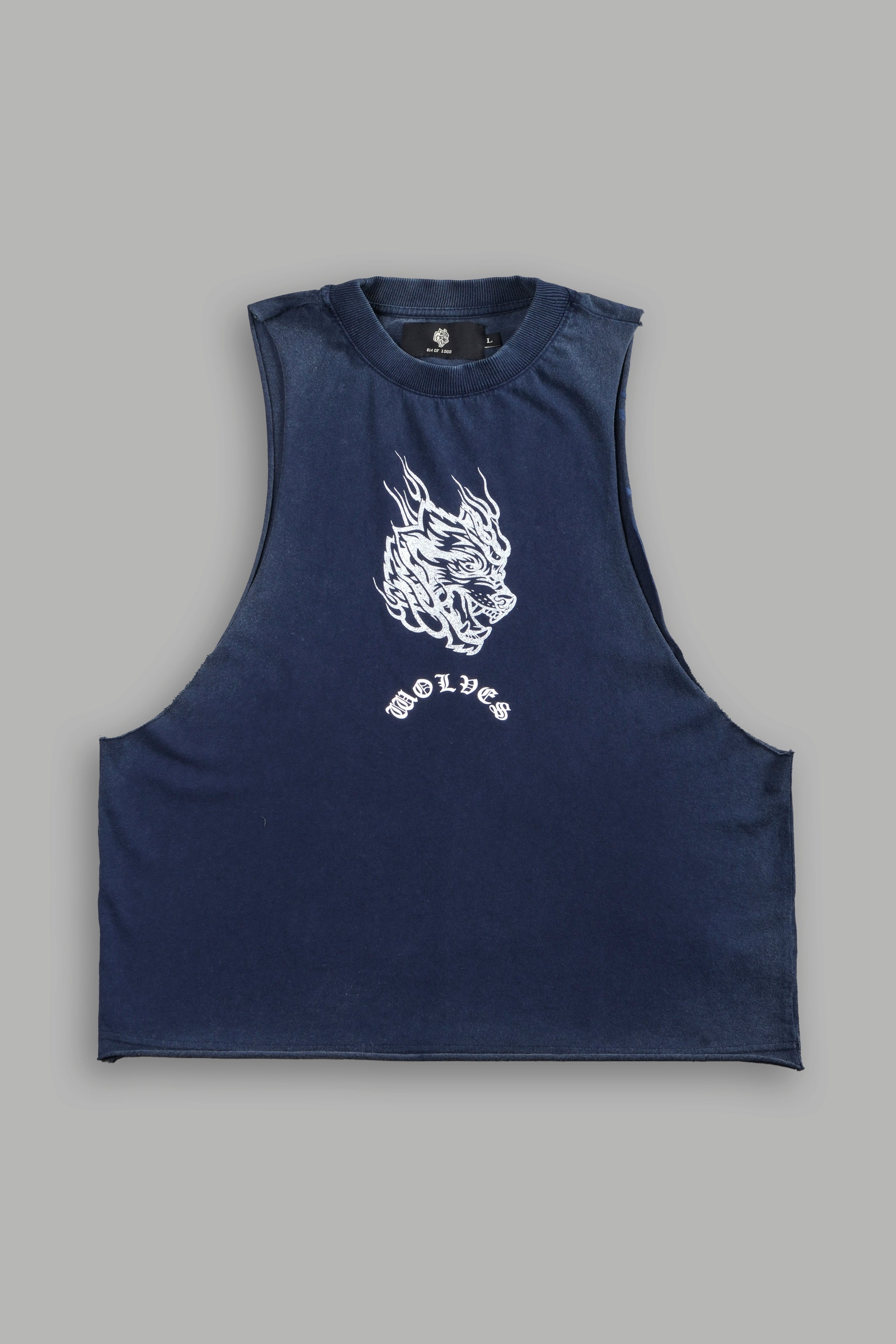 Okami Inferno Grunge Raw Hem Box Cut Tommy Muscle Tee in Navy — imagem 1