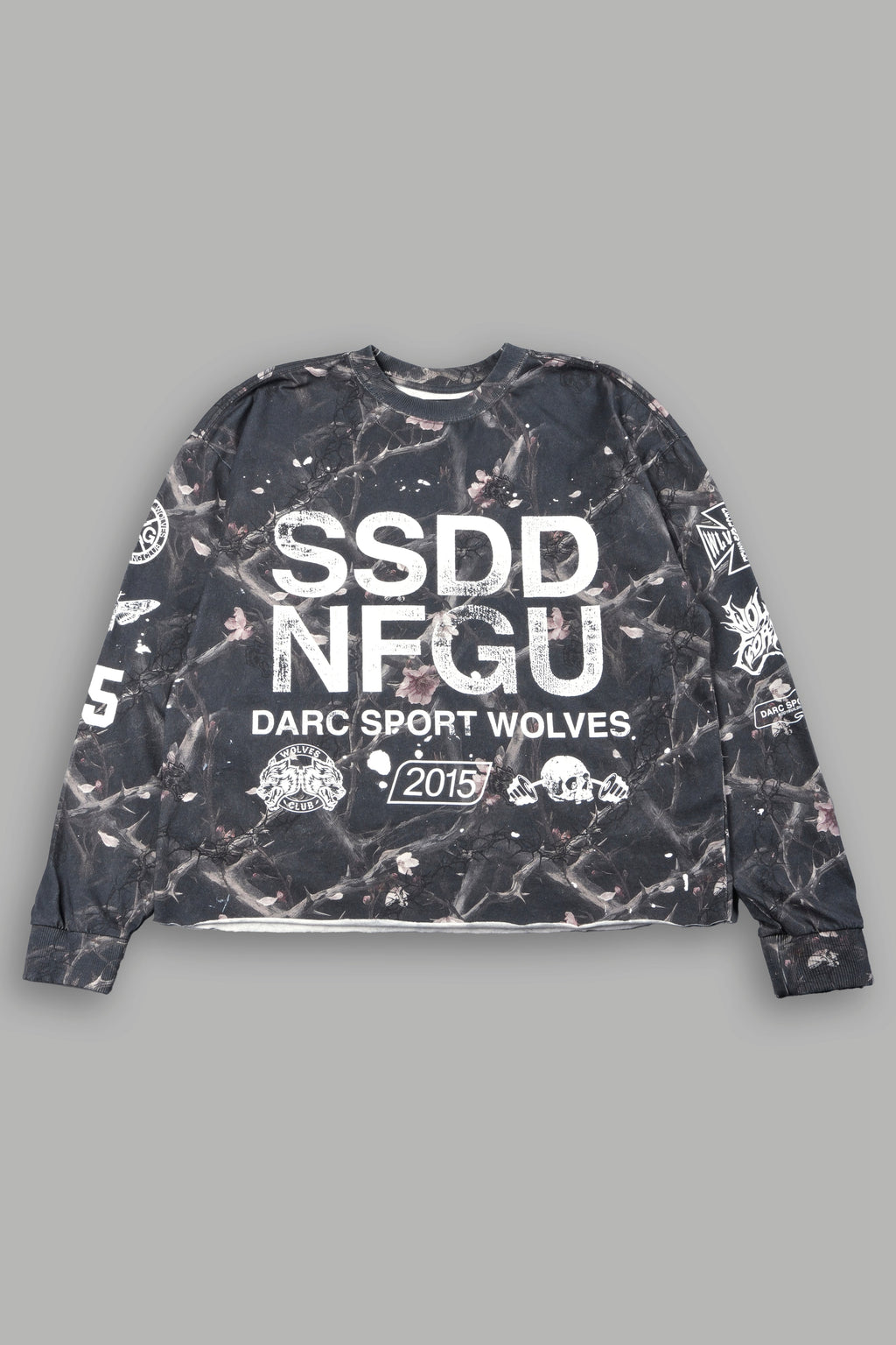 Club Core Grunge Mid Length Raw Hem Ls Tee In All Of Us Camo - imagem 1