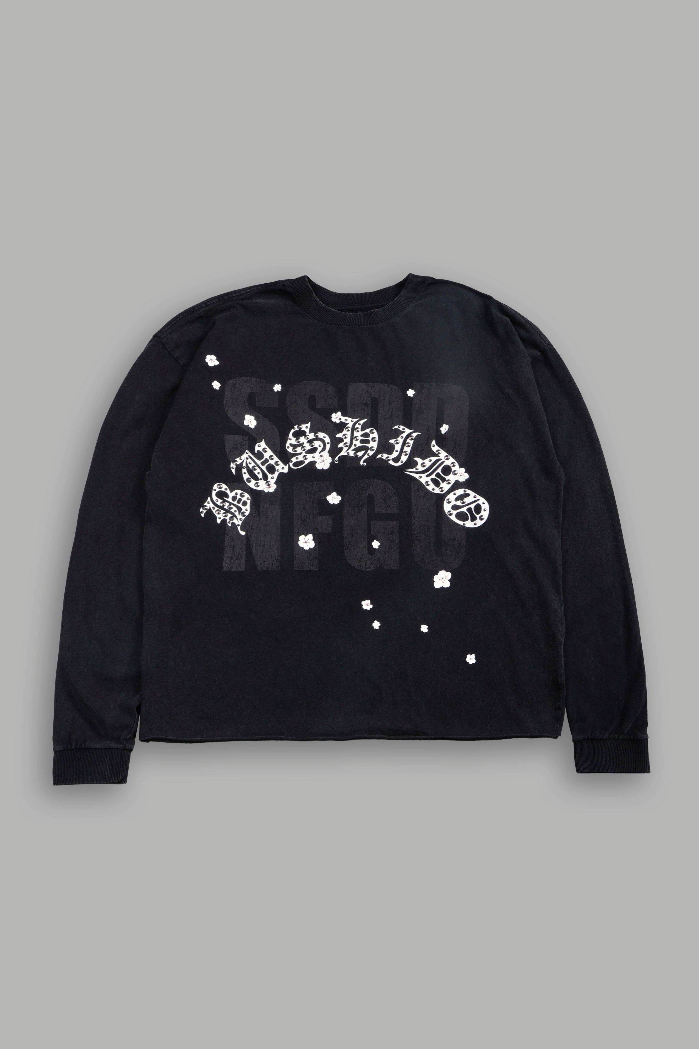 Ssddnfgu Bushido Grunge Mid Length Raw Hem Ls Tee in Black — imagem 1