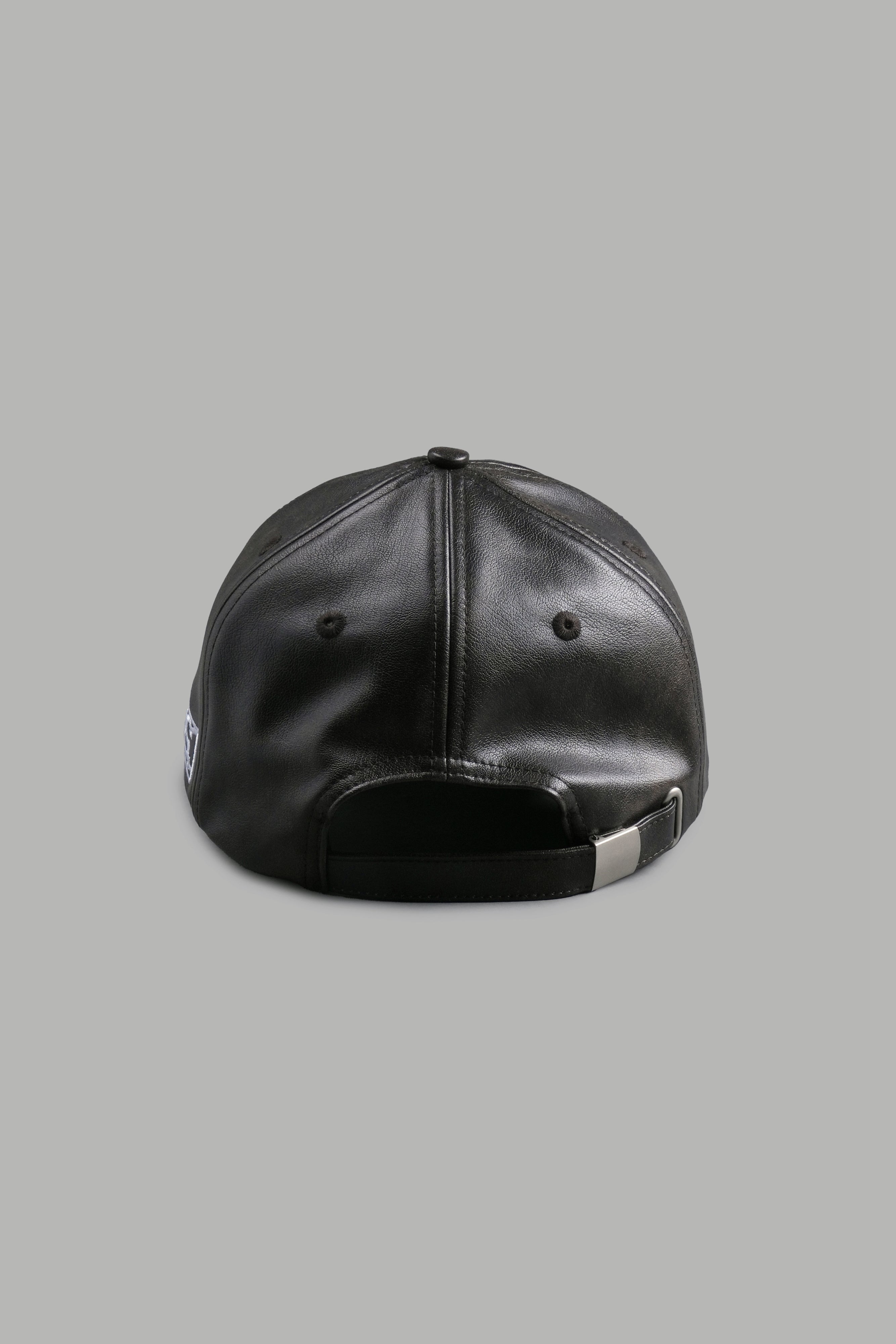 Iron Wolf Head Faux Leather Dad Hat in Black — imagem 3
