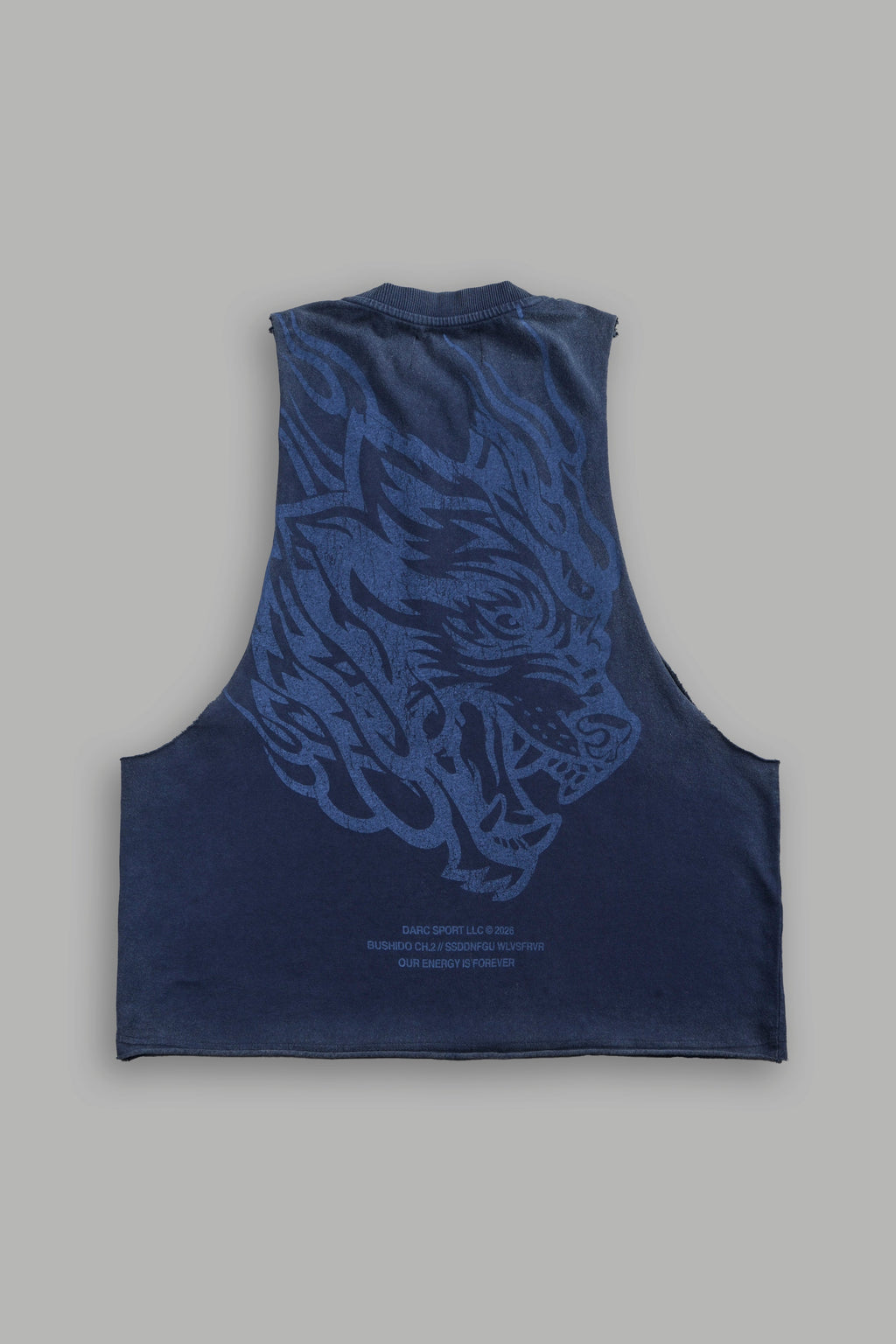 Okami Inferno Grunge Raw Hem Box Cut Tommy Muscle Tee in Navy — imagem 3