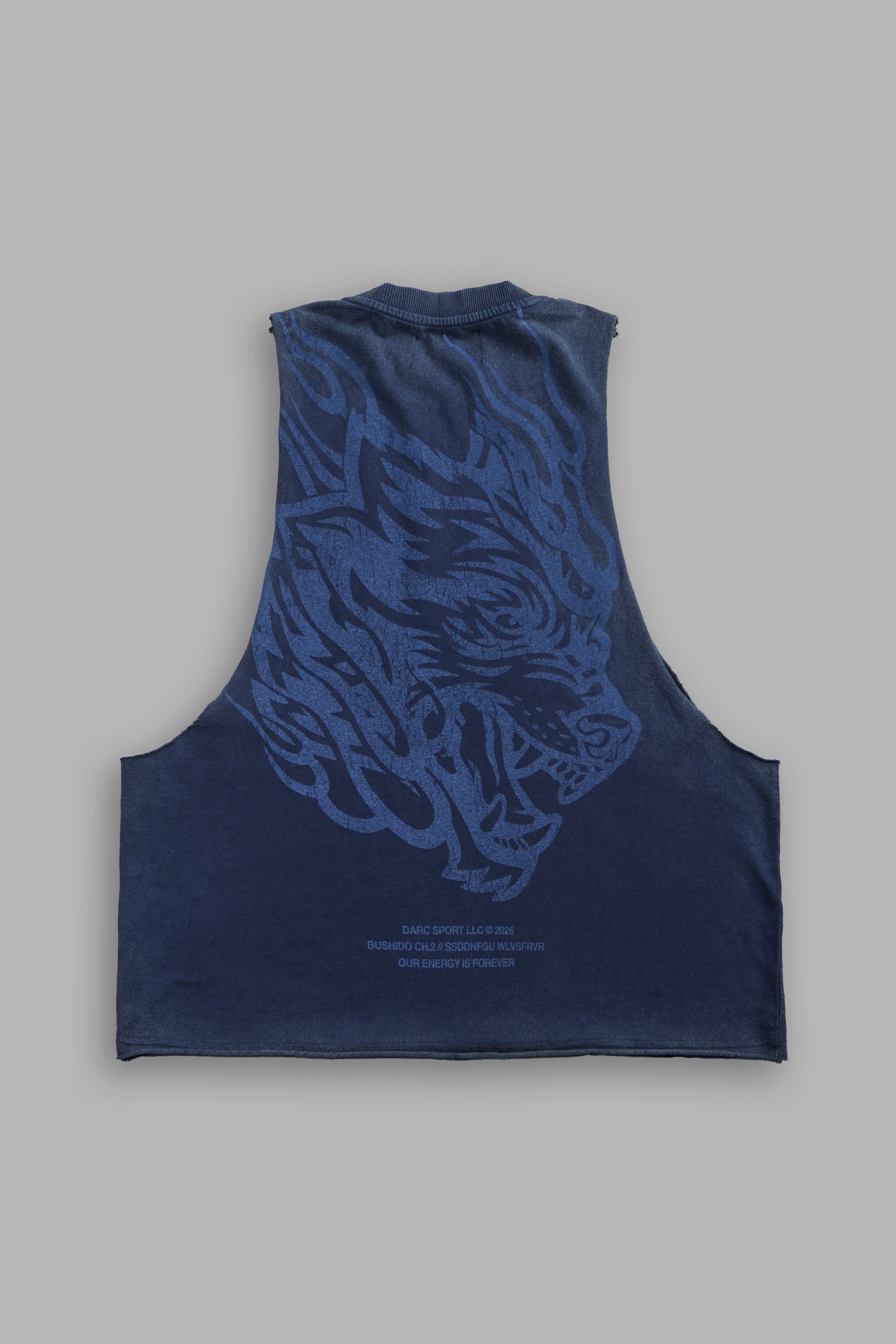 Okami Inferno Grunge Raw Hem Box Cut Tommy Muscle Tee in Navy — imagem 3