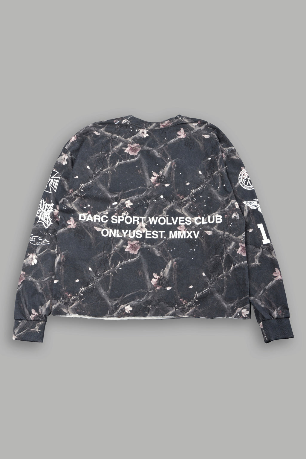 Club Core Grunge Mid Length Raw Hem Ls Tee In All Of Us Camo - imagem 3