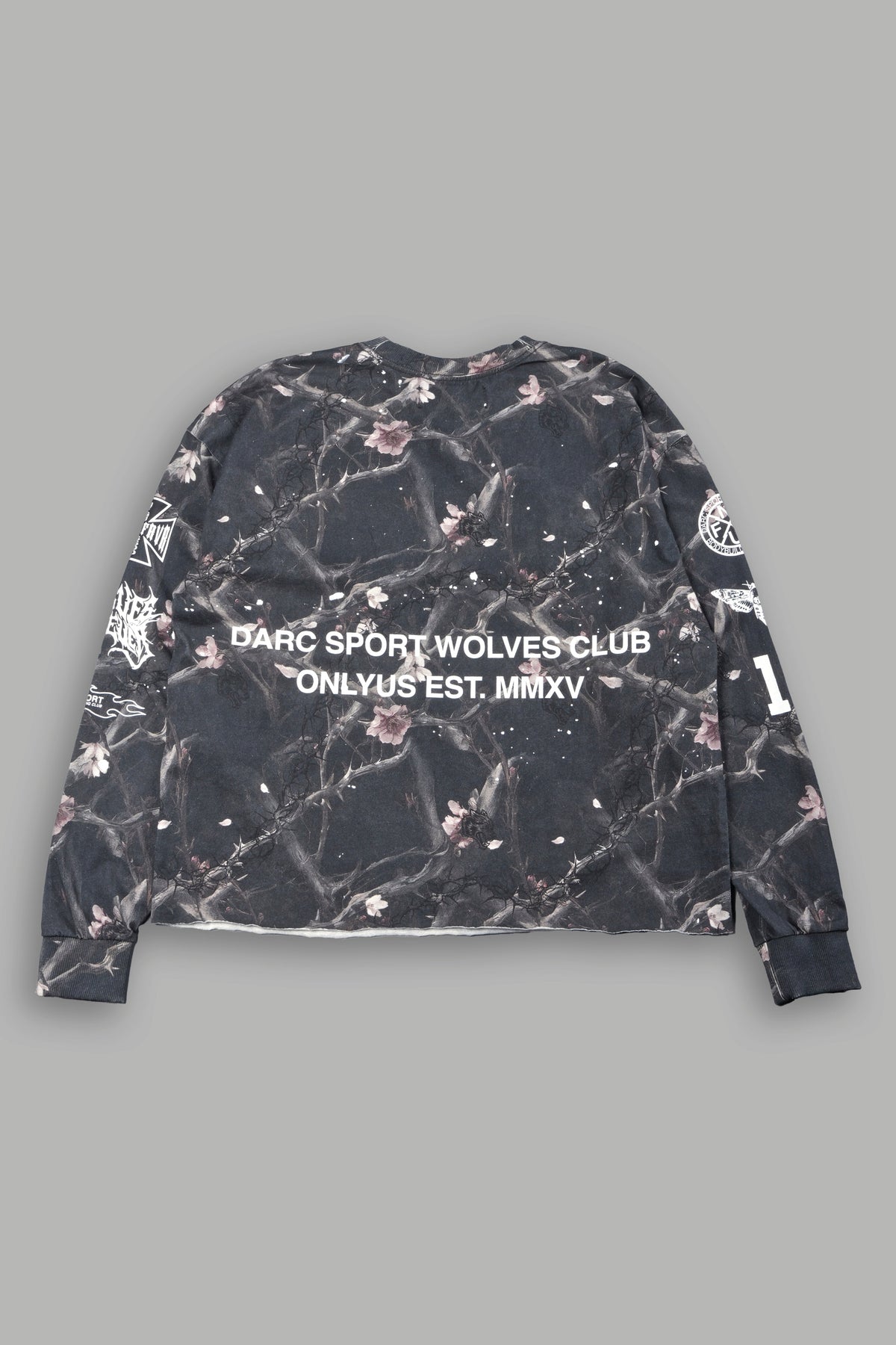 Club Core Grunge Mid Length Raw Hem Ls Tee In All Of Us Camo - imagem 3