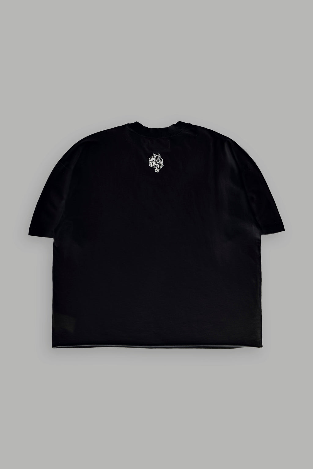 Oni Cherub Distressed Grunge Mid Length Raw Hem Tee in Black — imagem 3