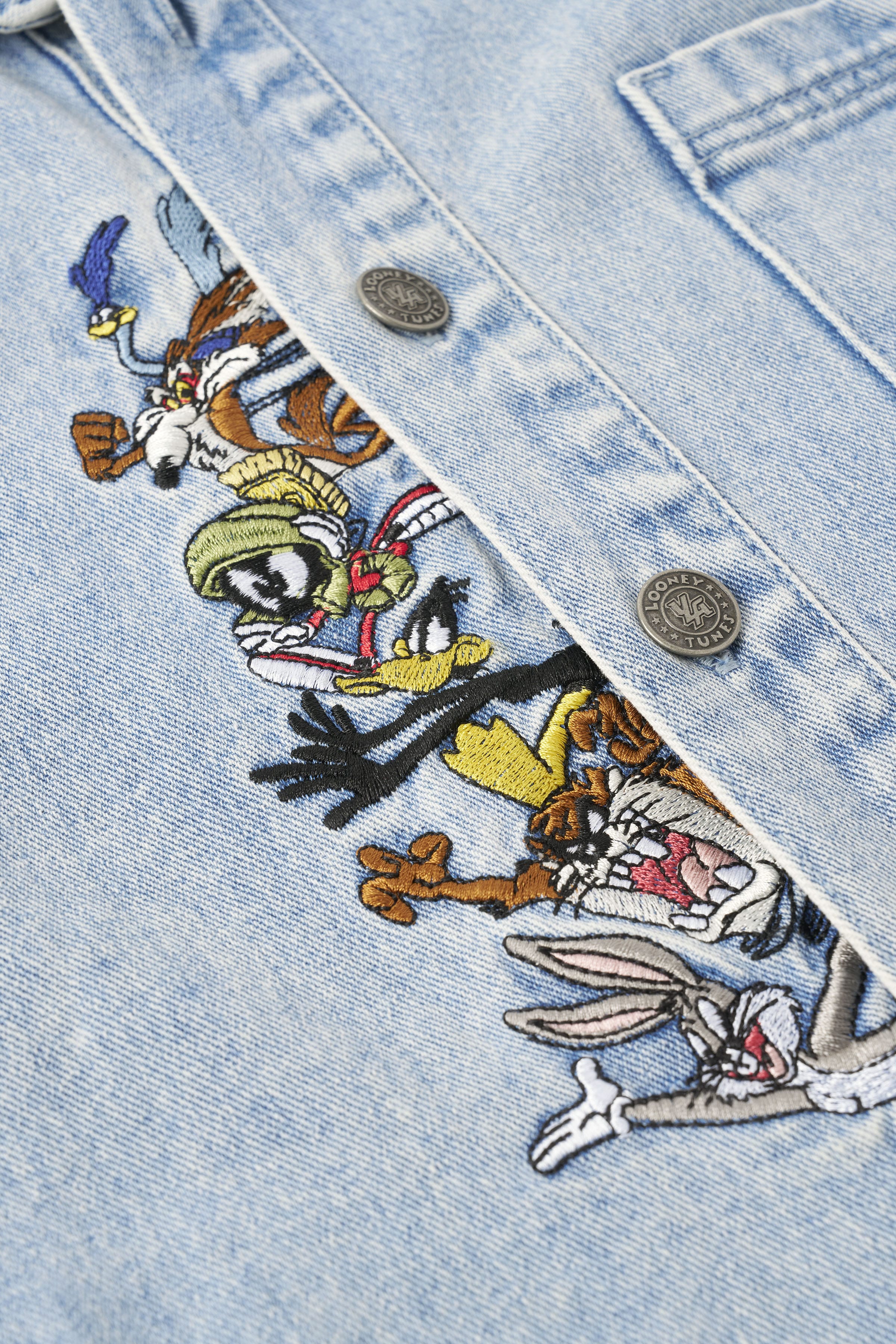 8112 - Looney Tunes Denim Shirt — imagem 3